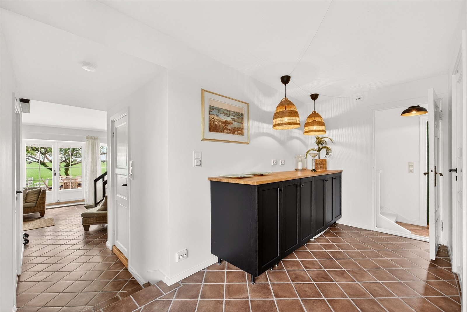 Lys og innbydende entre med fliselagt gulv med varmekabler. Entréen fører inn til stue, soverom, bad, dusjrom og gang med adkomst til kjøkkenet. Galleribilde