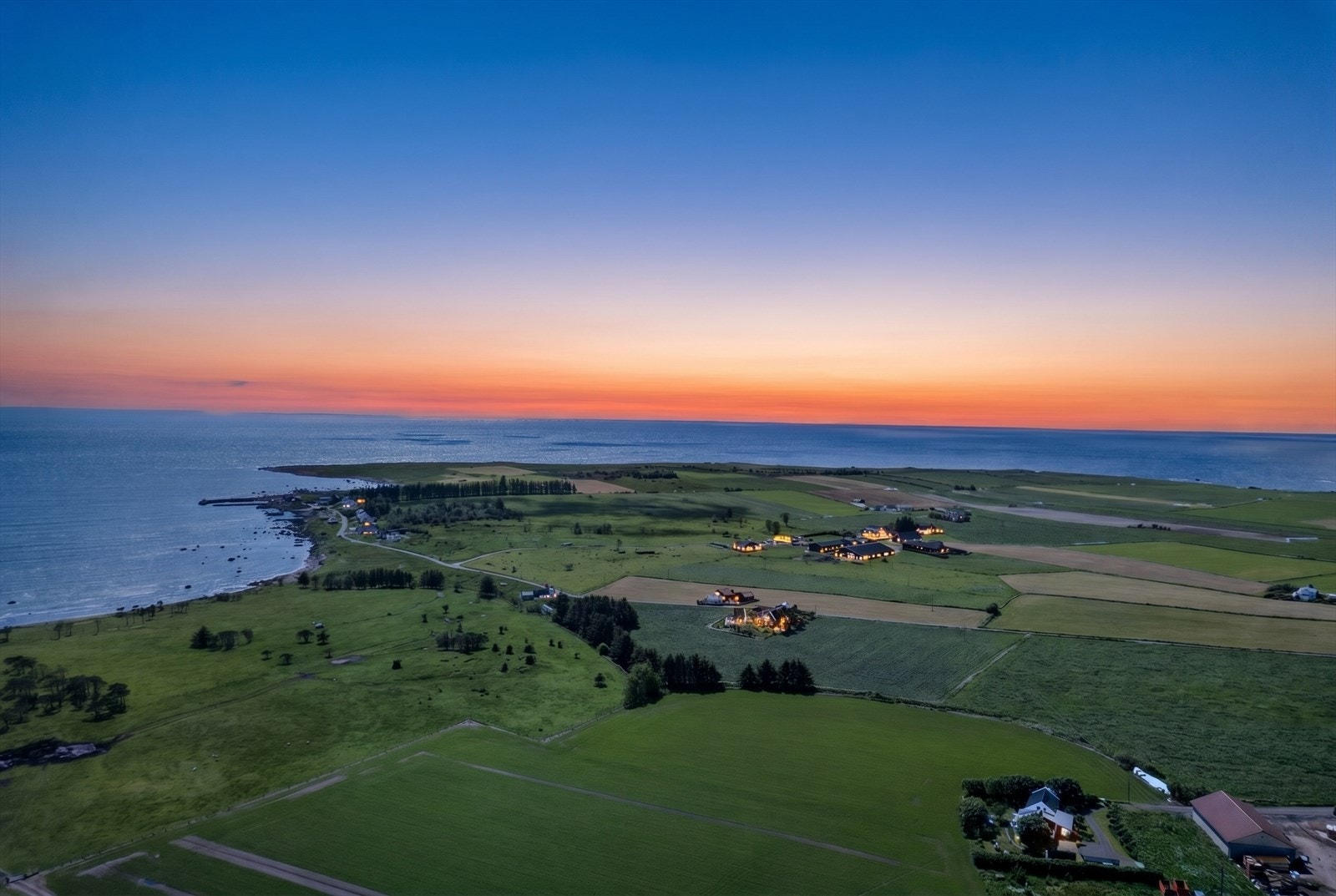Det berømte "lyset" på Lista kan nytes fra flere hold på eiendommen. Gjennom året er det mange flotte solnedganger som beskues fra eiendommen. Galleribilde