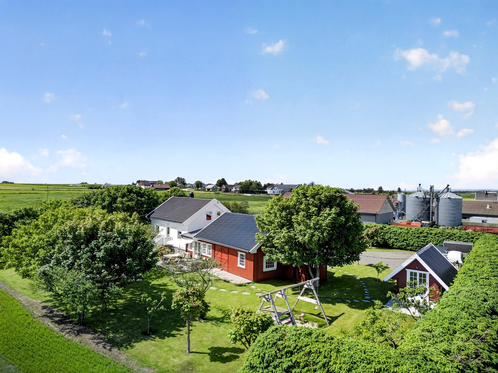 Eiendomsmegler MNEF Anita Cecilie Gabrielsen ønsker velkommen til Hasselveien 38! Galleribilde