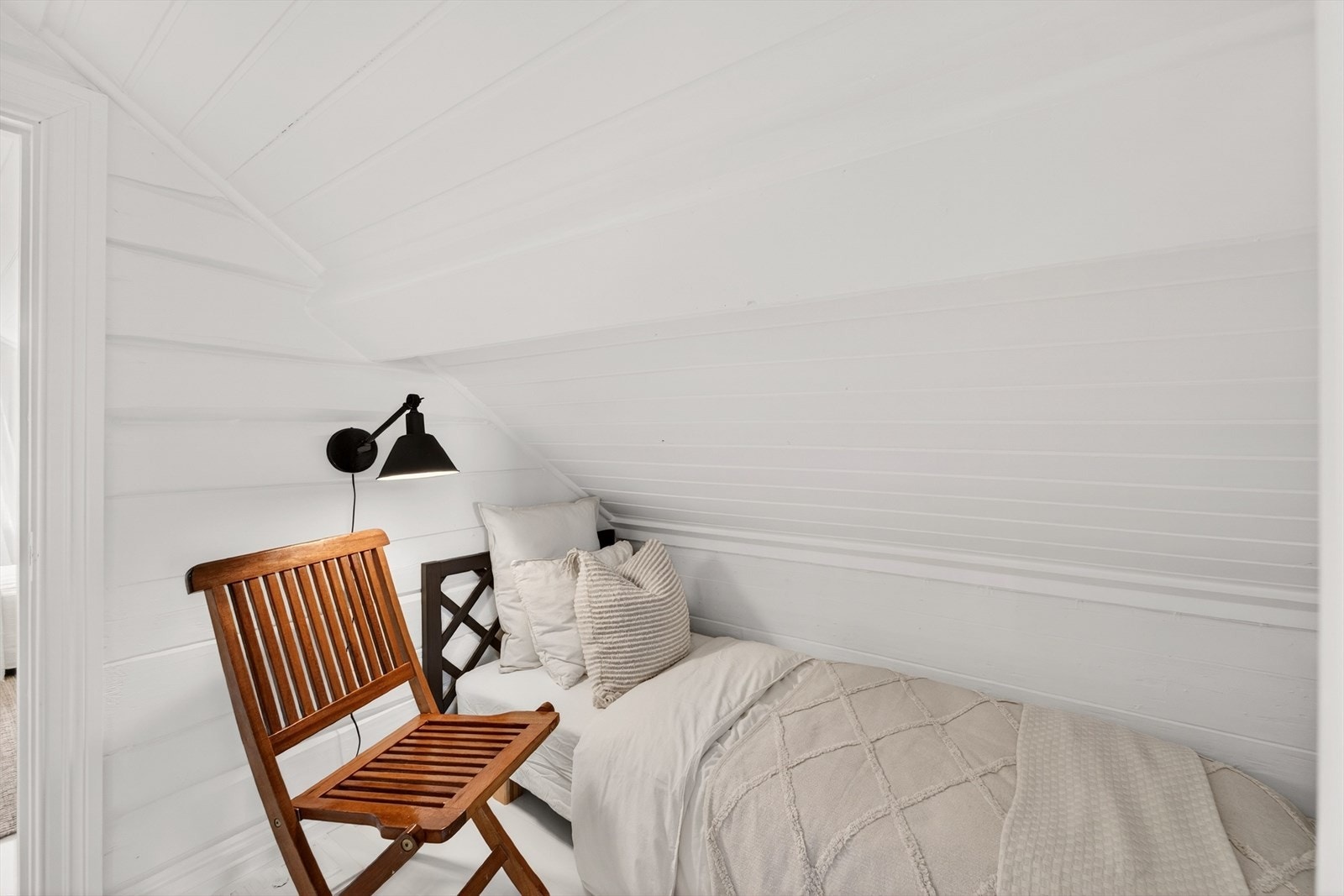 Loftet er innredet med flere rom med soveplasser. Galleribilde