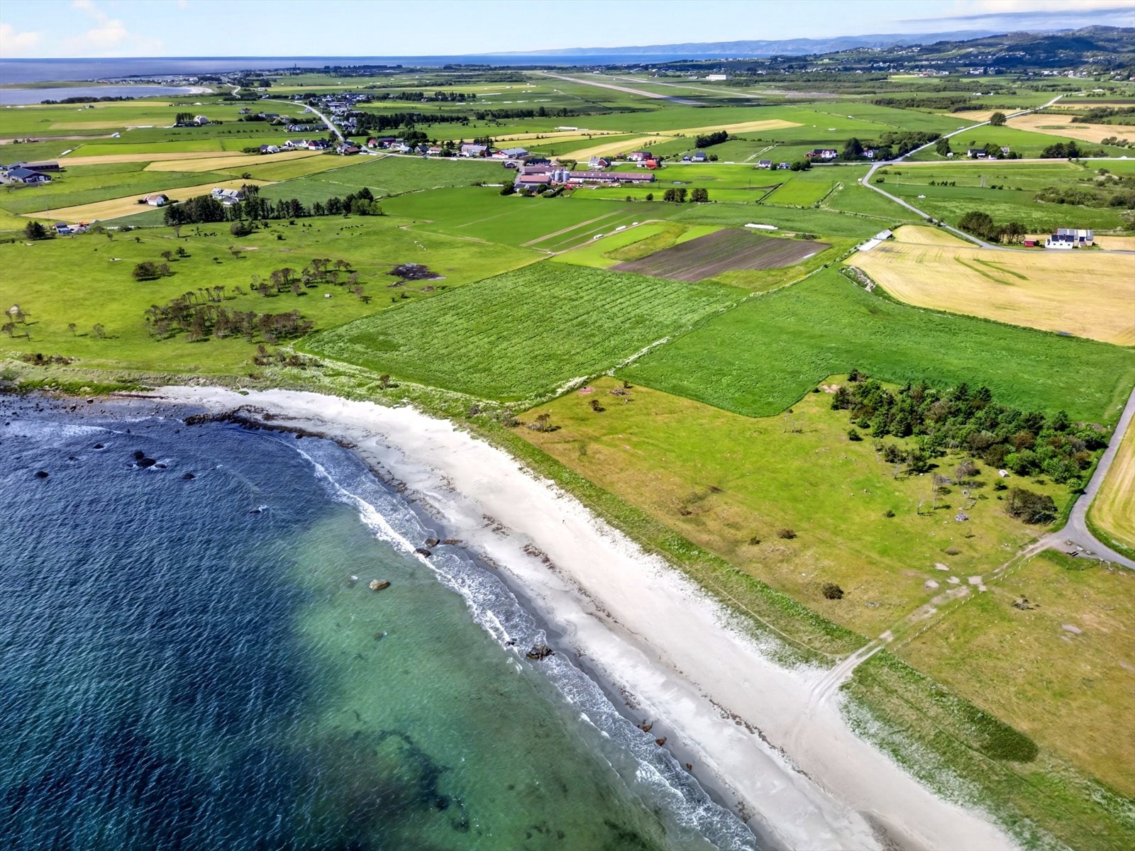 Fra eiendommen er det kort avstand ned til kilometervis med flotte sandstrender. Galleribilde