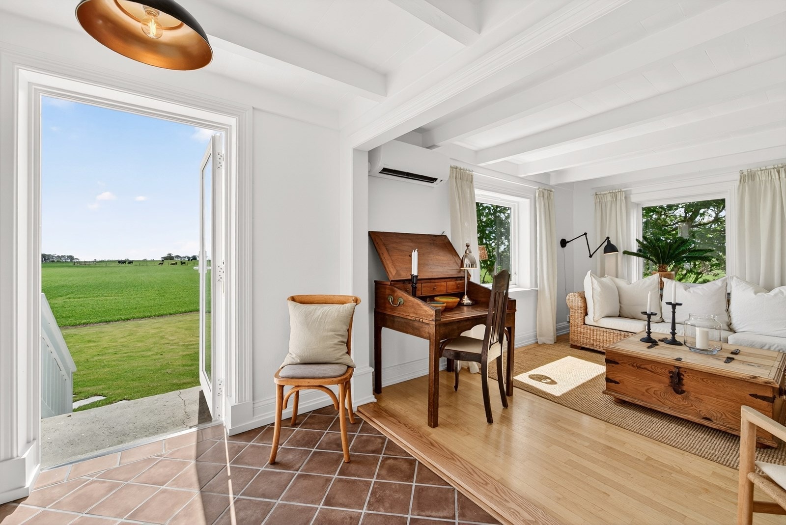 I stua er det montert en varmepumpe på vegg og det er utgang til hagen i front. Galleribilde