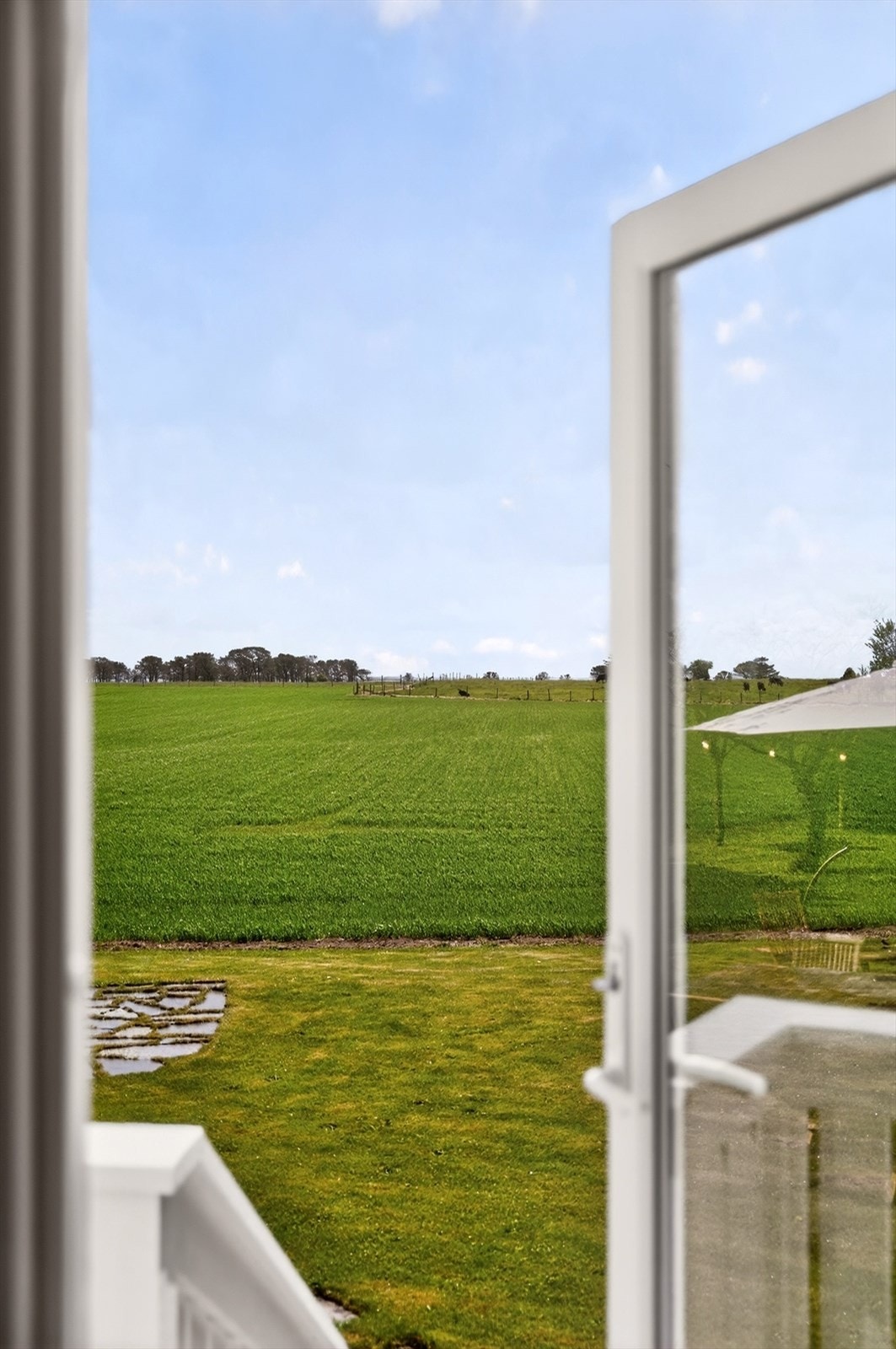 La øyet vandre ut over åpne, grønne jorder og et vakkert, harmonisk landskap som gir en rolig og landlig atmosfære. Galleribilde