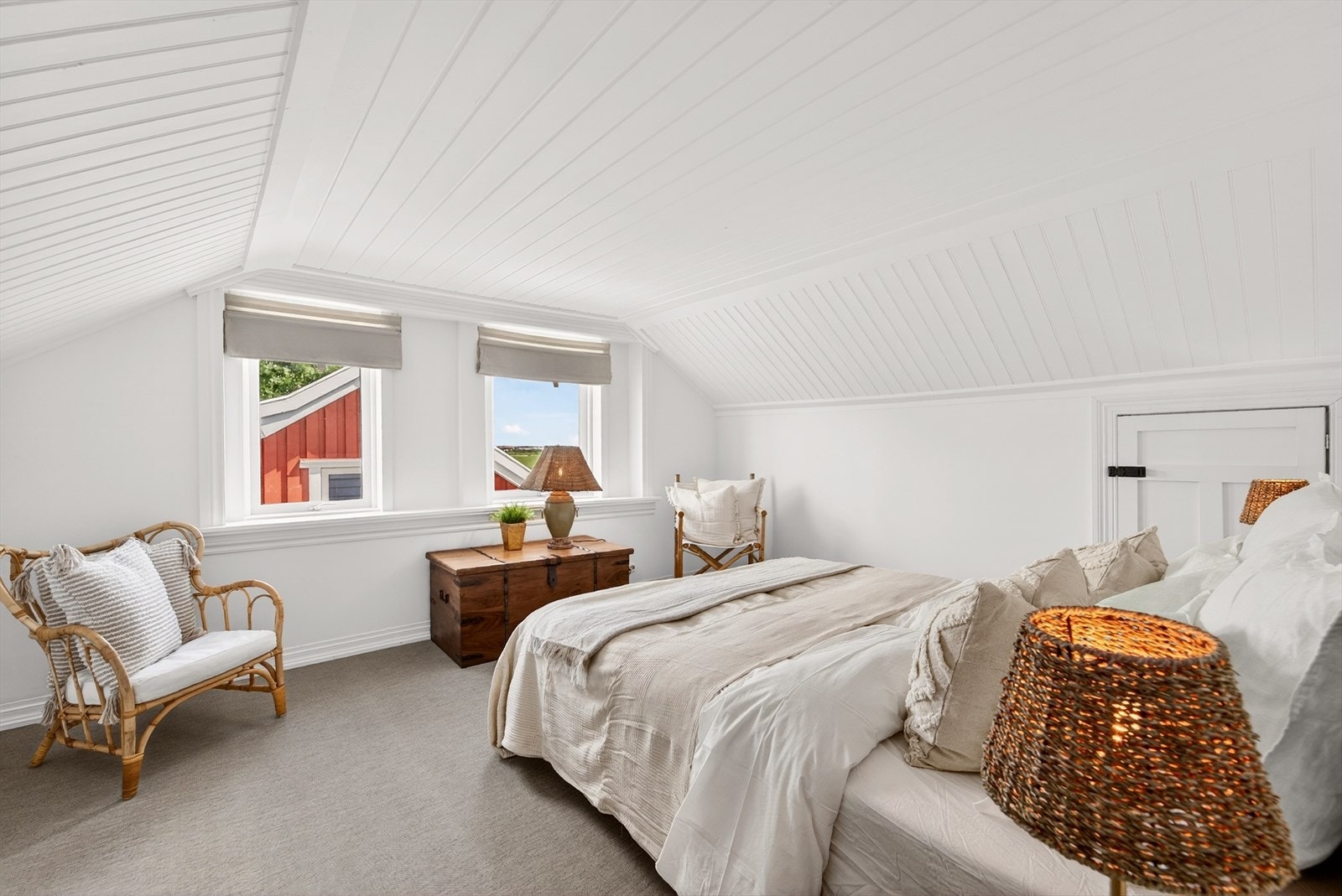 Stort soverom på loftet med god plass til dobbeltseng og lagringsplass i kott. Galleribilde