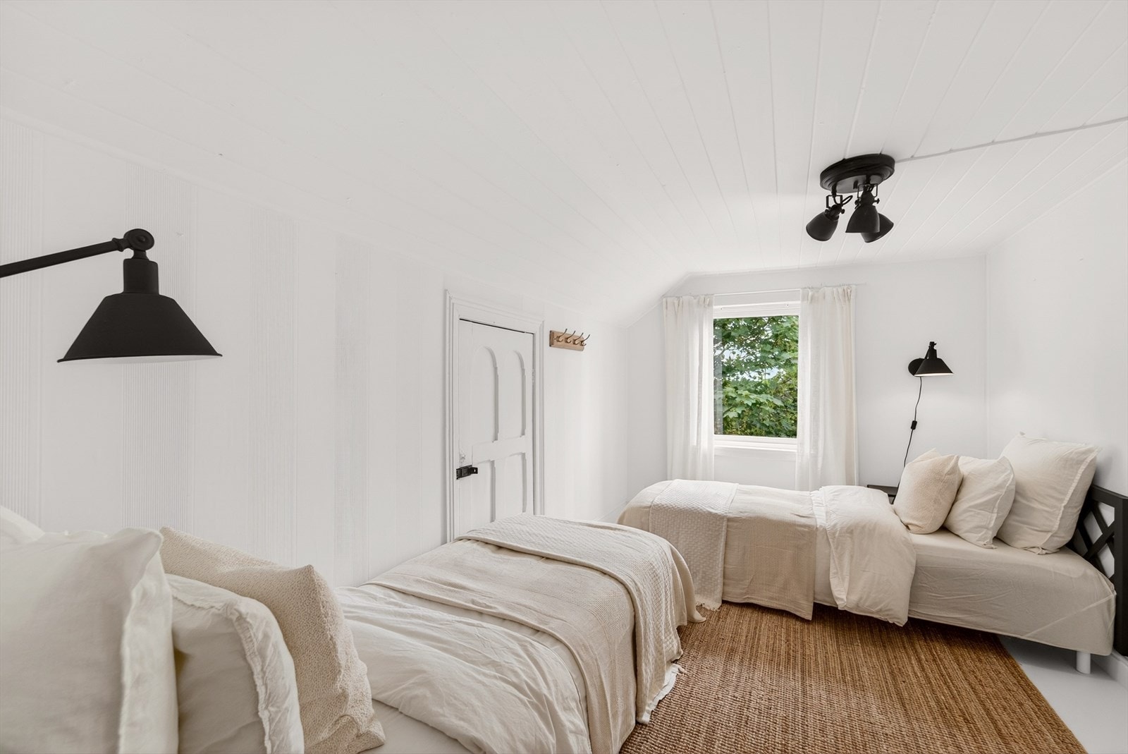Soverom på loftet med adkomst til kott for lagring. Galleribilde