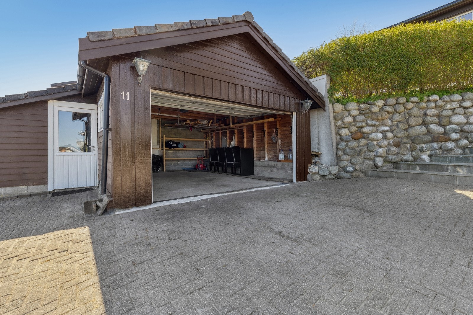 Parkering i eget gårdsrom og i garasje. Galleribilde