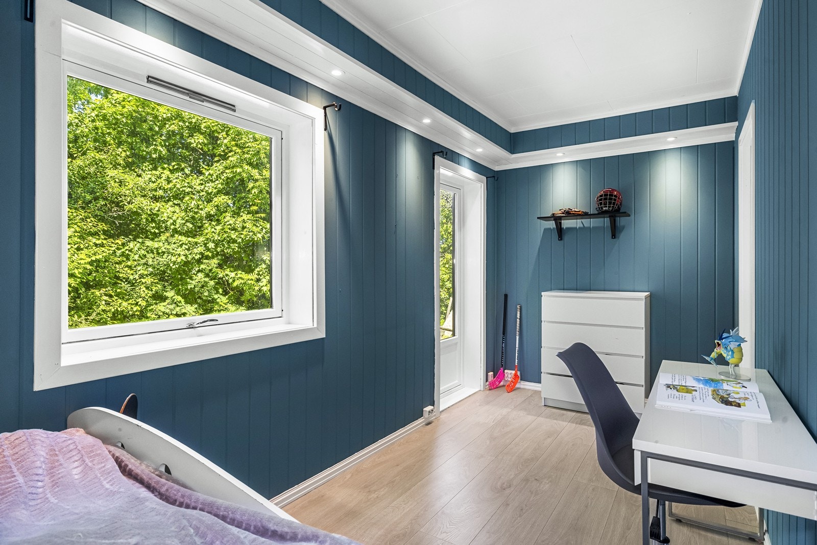 Lyse og trivelige soverom med plass til seng og skrivepult. Galleribilde