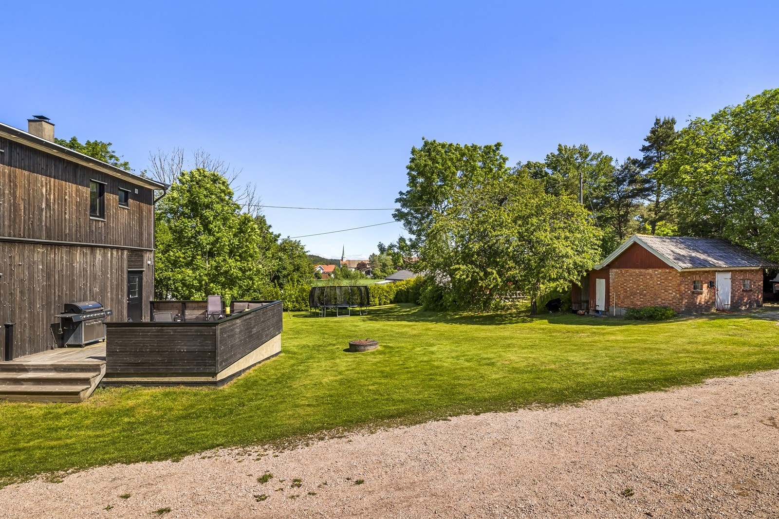 Eiendommen har en stor hage med plenarealer for lek og rekreasjon. Galleribilde