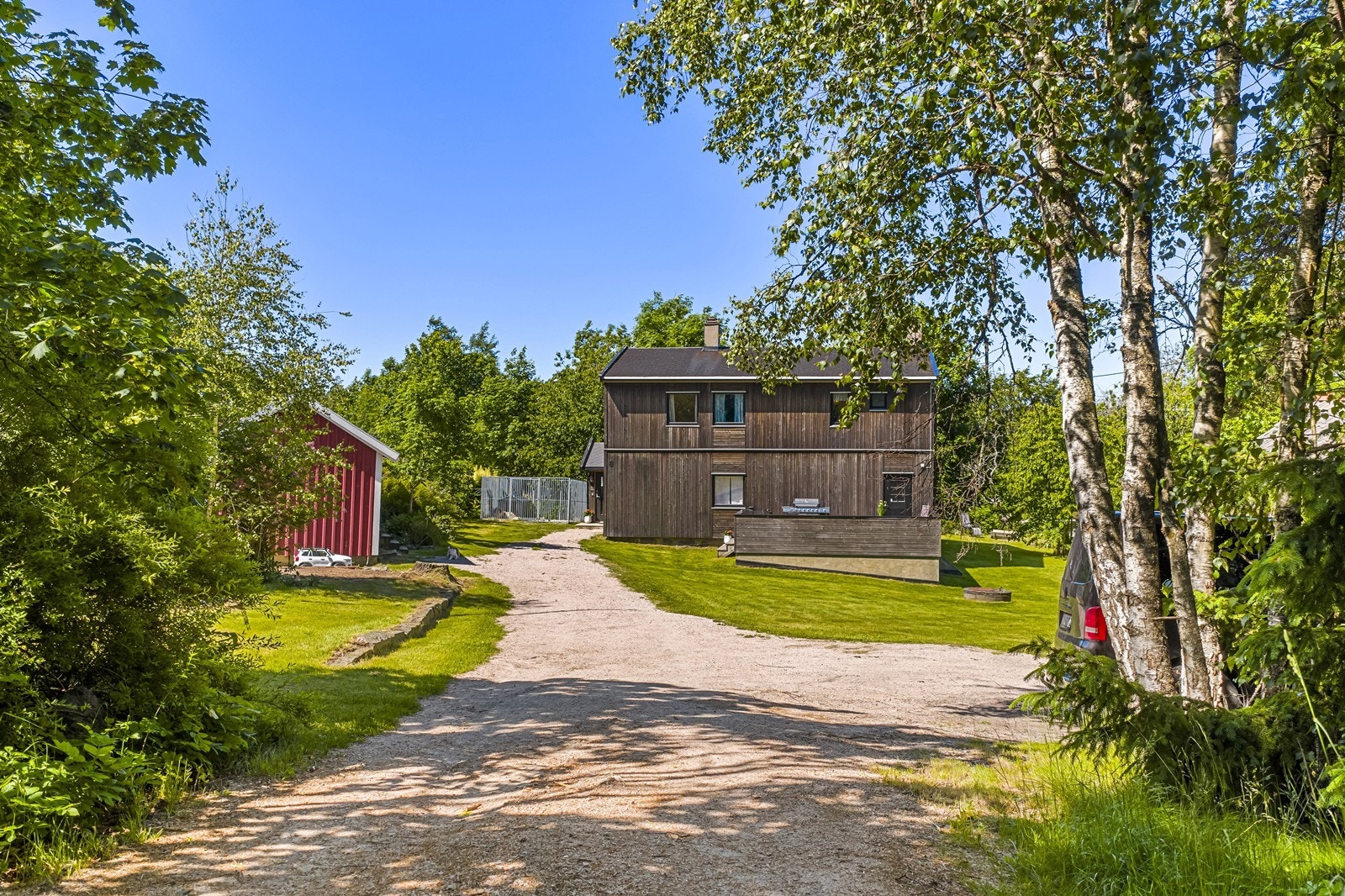 Godt med parkeringsplass på egen gårdsplass. Galleribilde