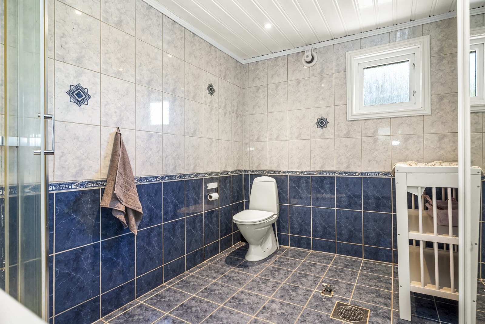 Badet er innredet med servant, toalett og dusjkabinett. Galleribilde