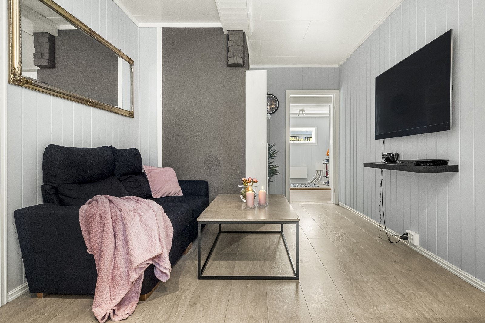 I 2024 ble det satt opp en lettvegg for å skape et ekstra oppholdsrom i første etasje. Galleribilde