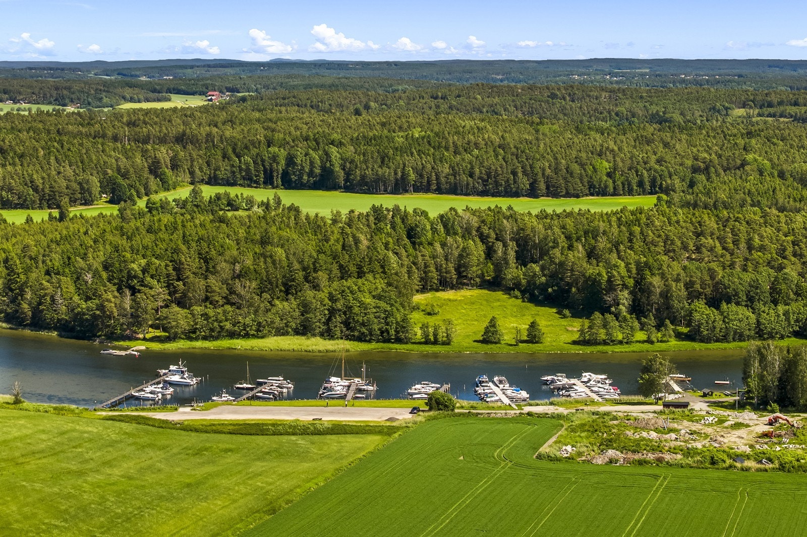 Kort vei til sjøen med båthavn og rekreasjonsområder. Galleribilde