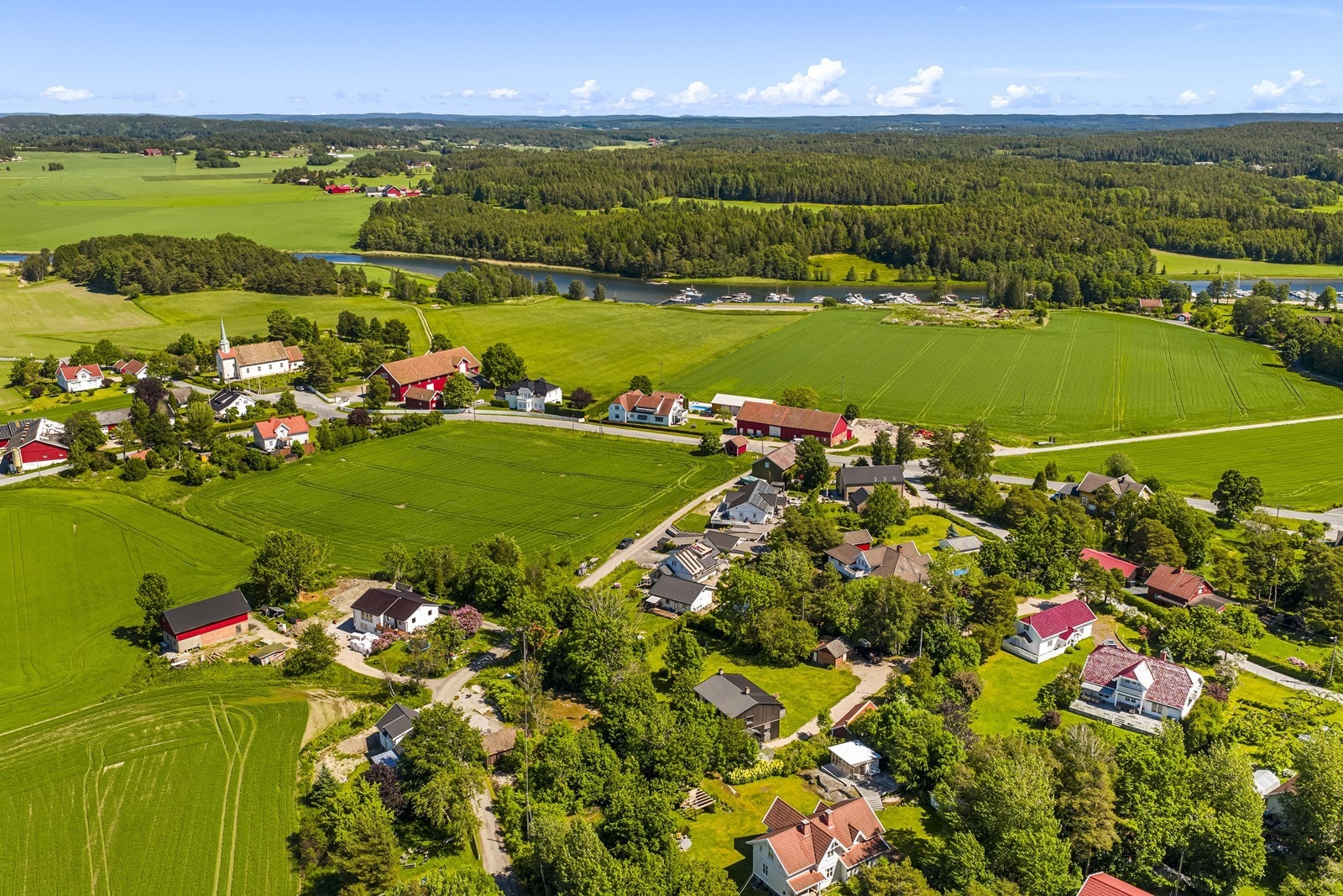 Torsnes skole (1-7 kl.) og barnehage ligger innenfor en radius på ca. 2 km. Galleribilde
