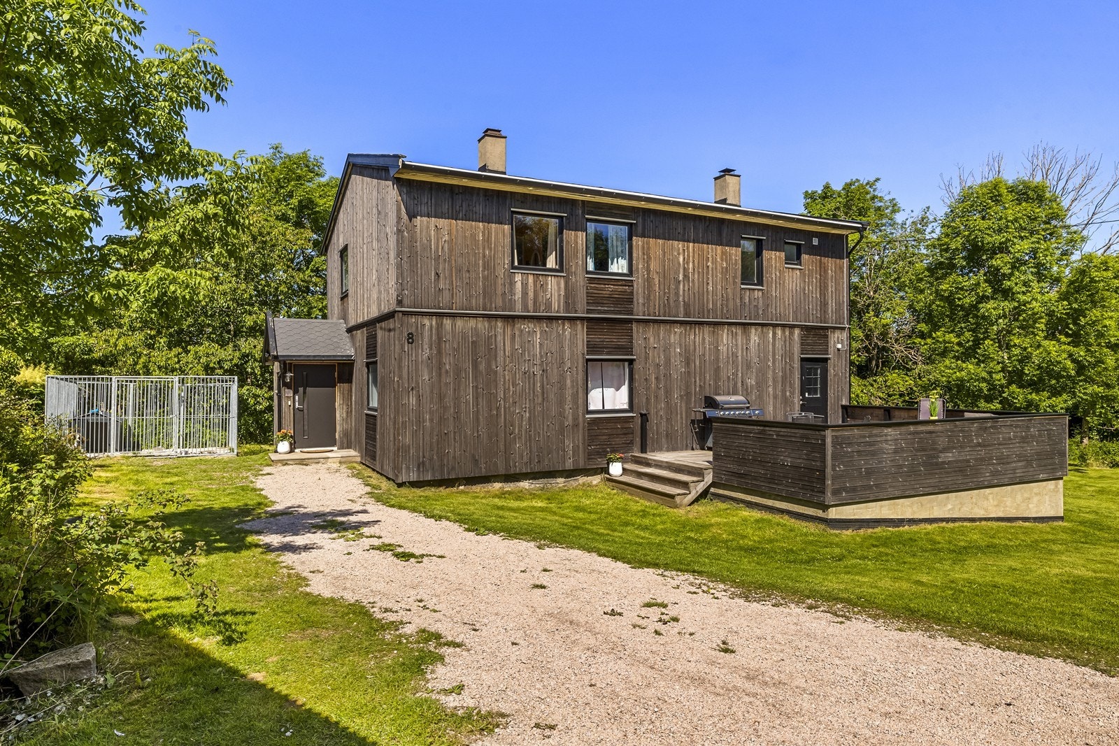 Det er montert elbillader ved et av uthusene på eiendommen. Galleribilde