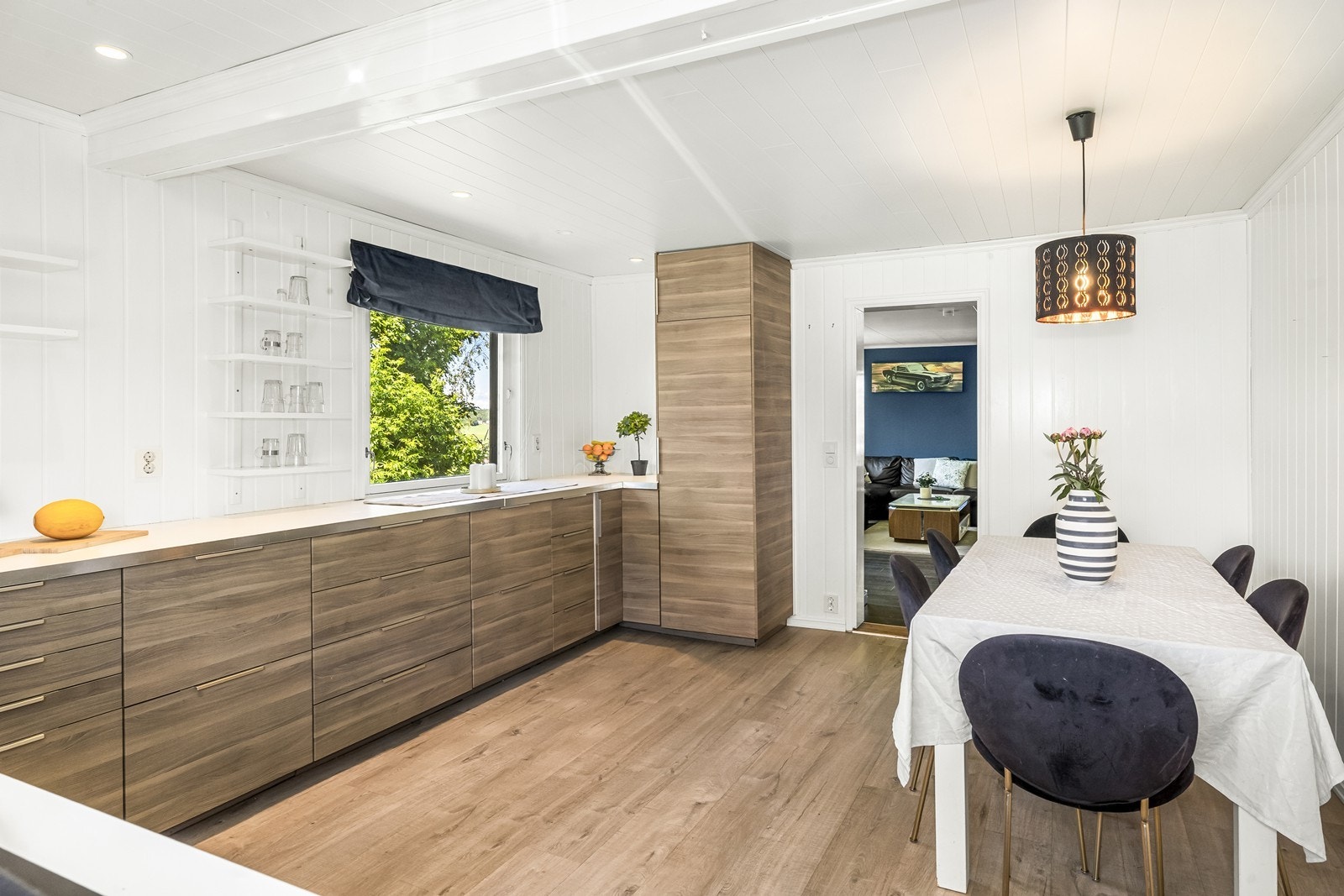 Kjøkkenet gir rom for en hyggelig spiseplass for hele familien. Galleribilde