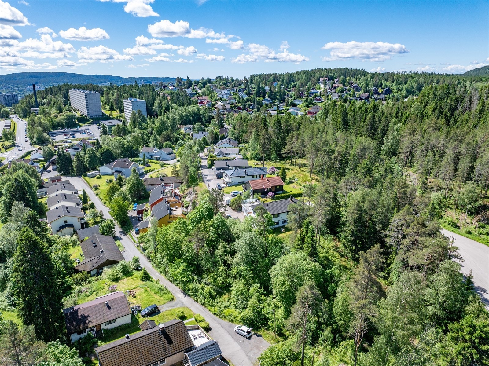Dette er et meget populært og veletablert boligområde hvor denne eiendommen har en av Ammeruds beste beliggenheter. Galleribilde