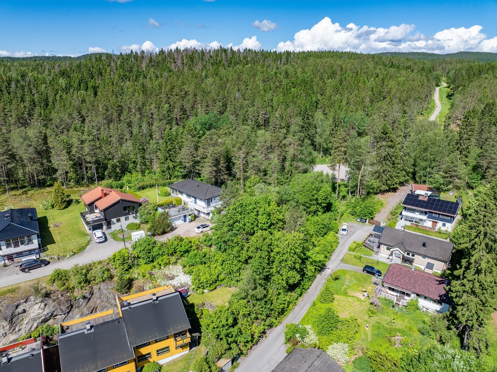 Tomten ligger ved inngangen til vakre Lillomarka med gode tur- og rekreasjonsmuligheter sommer og vinter. Galleribilde