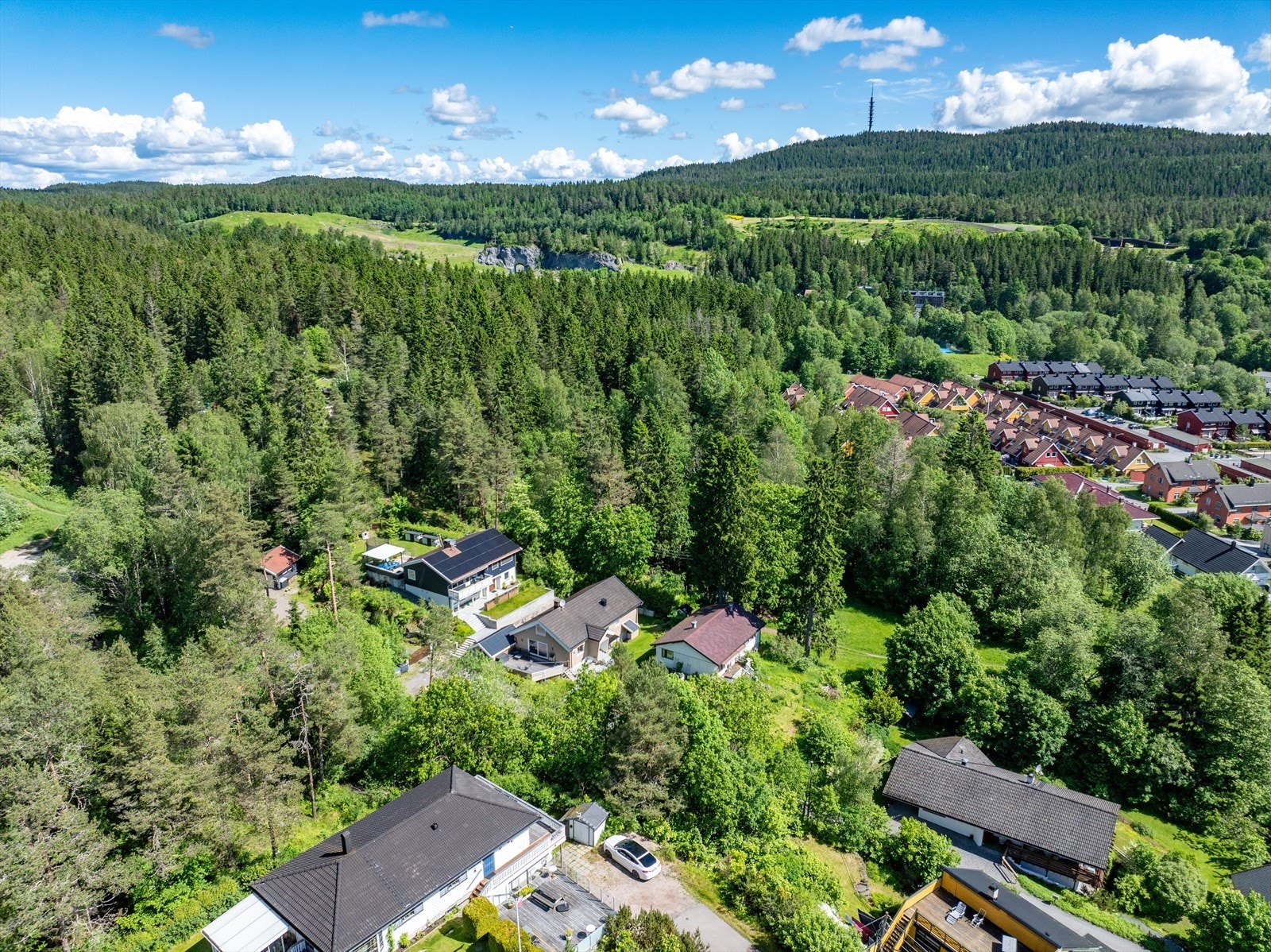 Det er også kort avstand til et godt tilbud av offentlig kommunikasjon med buss 62 ca. 5 minutters gange fra eiendommen og T-banens linjer 4 og 5 ca. 15 minutters gange fra eiendommen. Galleribilde