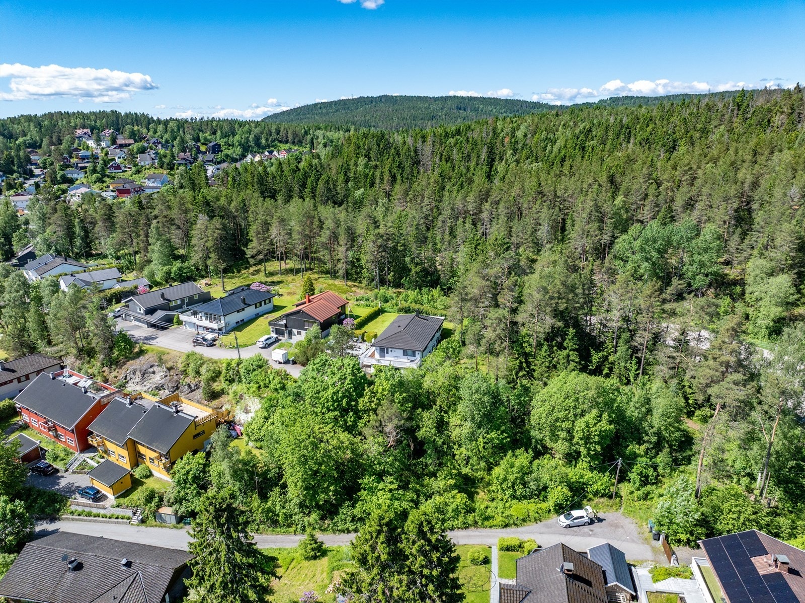 Det er kort vei til skoler og barnehager. Adressen sogner til Ammerud barneskole (1.-7.trinn) og Apalløkka ungdomsskole (8.-10.trinn). Galleribilde