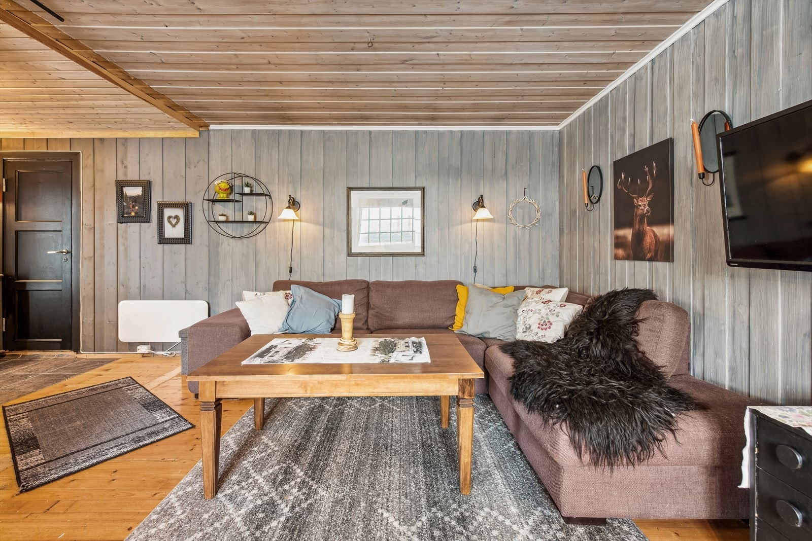 Stuen har et gjennomført og klassisk hyttepreg. Galleribilde