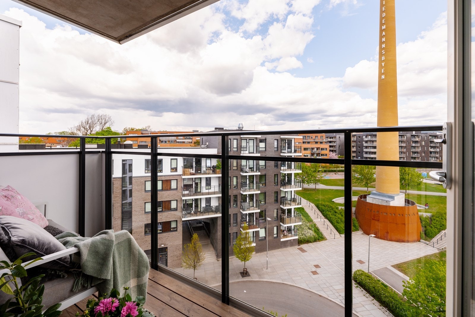 Her får dere morgensol i sommerhalvåret, samt flotte solnedganger og noe kveldssol midt på sommeren. Galleribilde