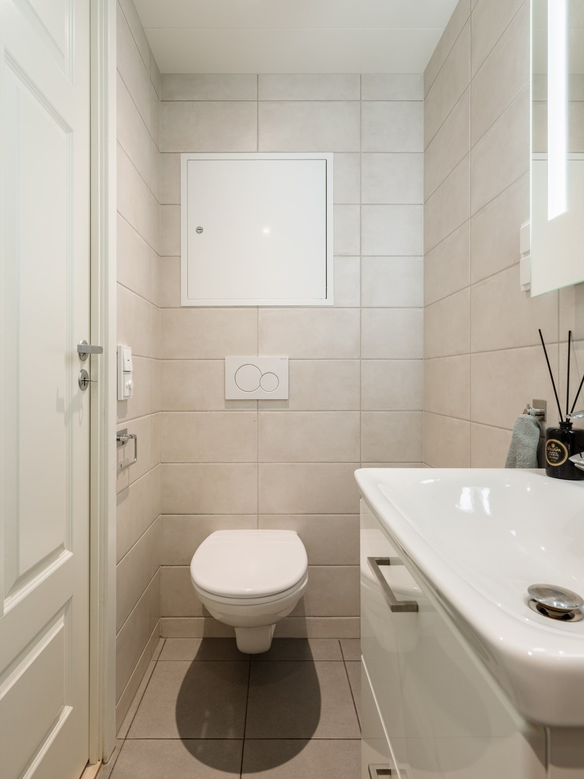 Badet er utstyrt med servant med skuffeinnredning samt vegghengt toalett med innebygget sisterne. Galleribilde