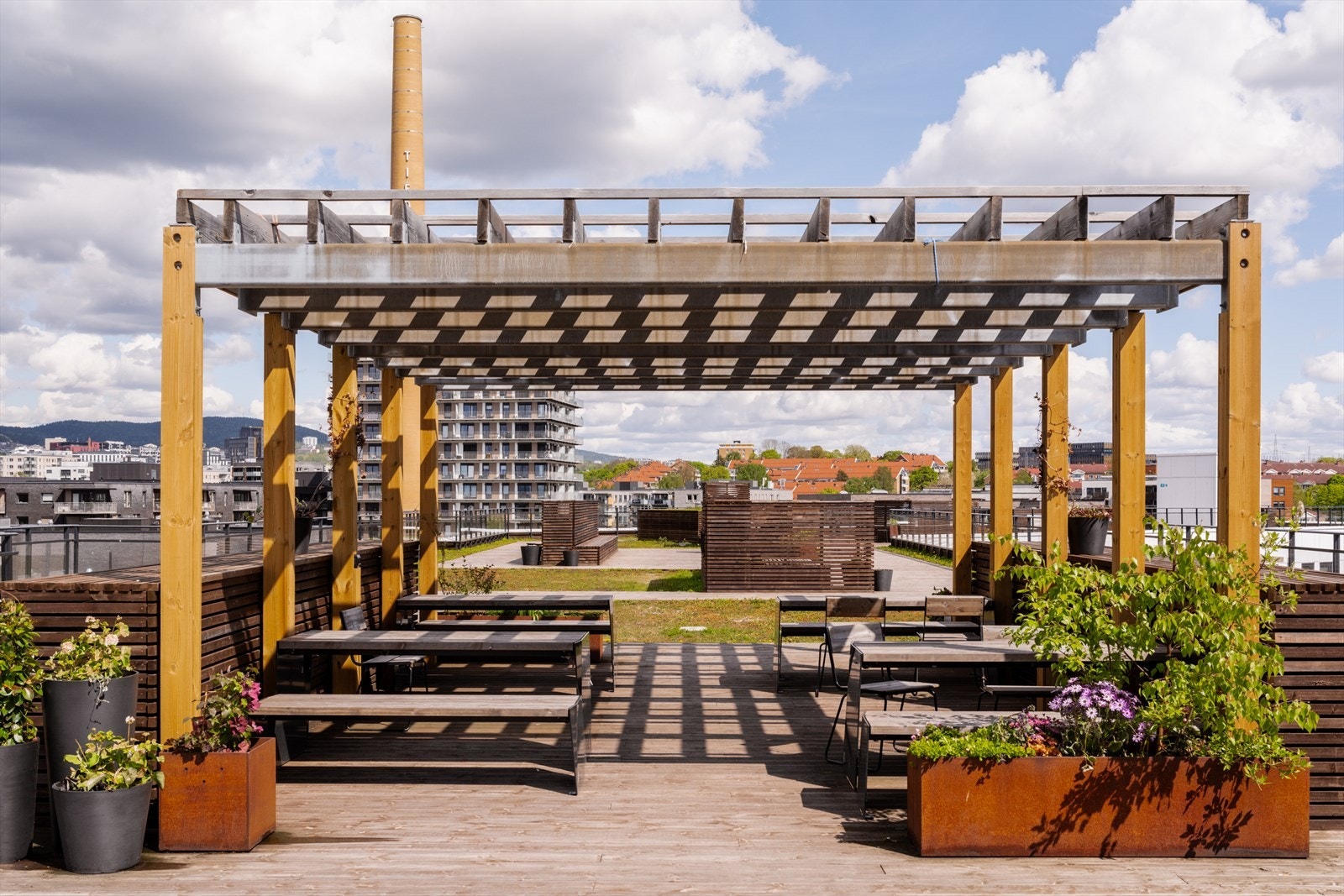 Her er det rikelig med plass til både avslapning og sosiale sammenkomster, med flere sittegrupper og solsenger tilgjengelig. Galleribilde