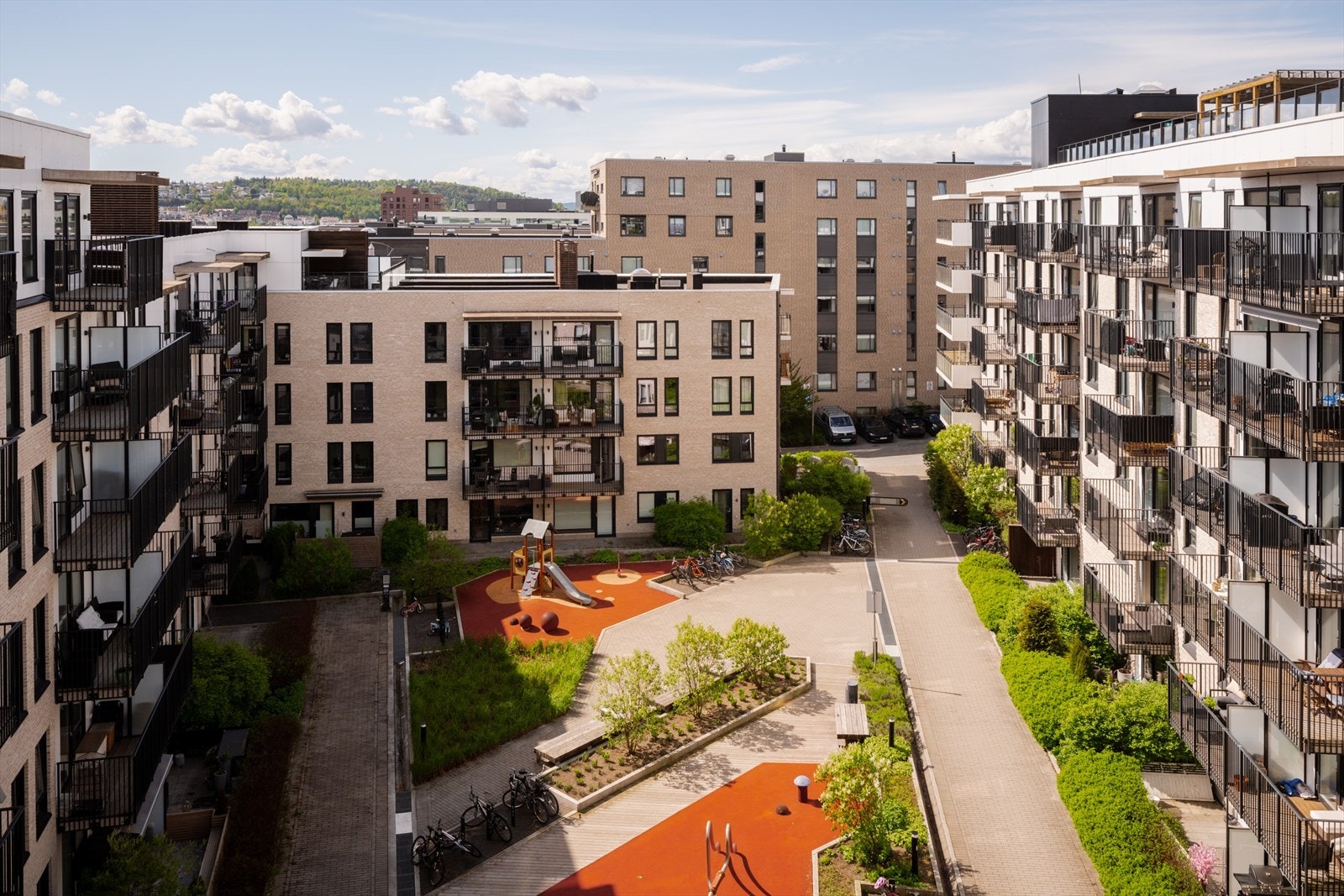 Her har dere flott utsyn mot et stor, grønt og skjermet gårdsrom. Galleribilde