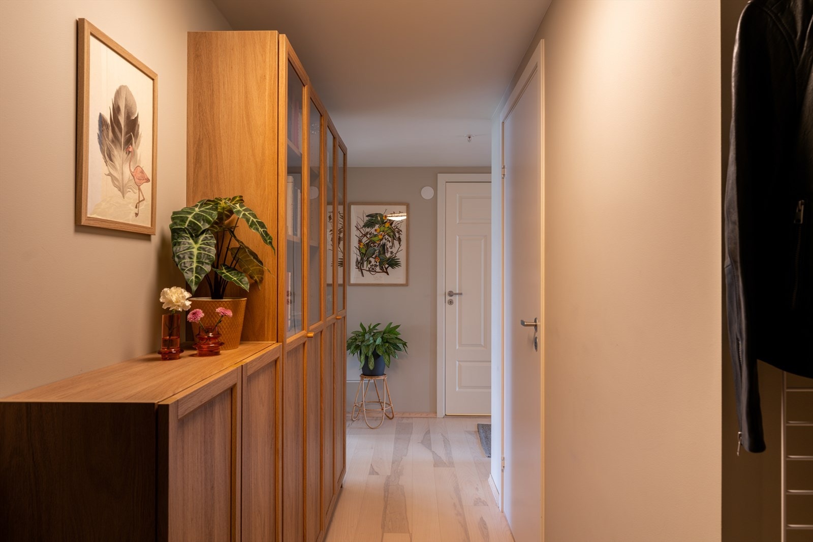 Entréen er praktisk utformet med gode oppbevaringsmuligheter. Galleribilde