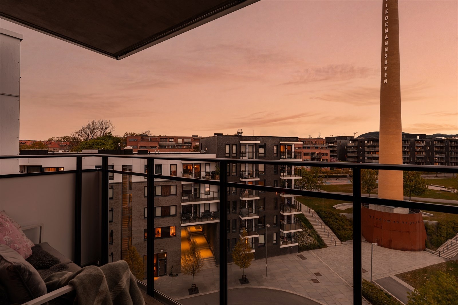 Fra stuen er det utgang til en nordøstvendt balkong med utsyn mot nærområdet. Galleribilde