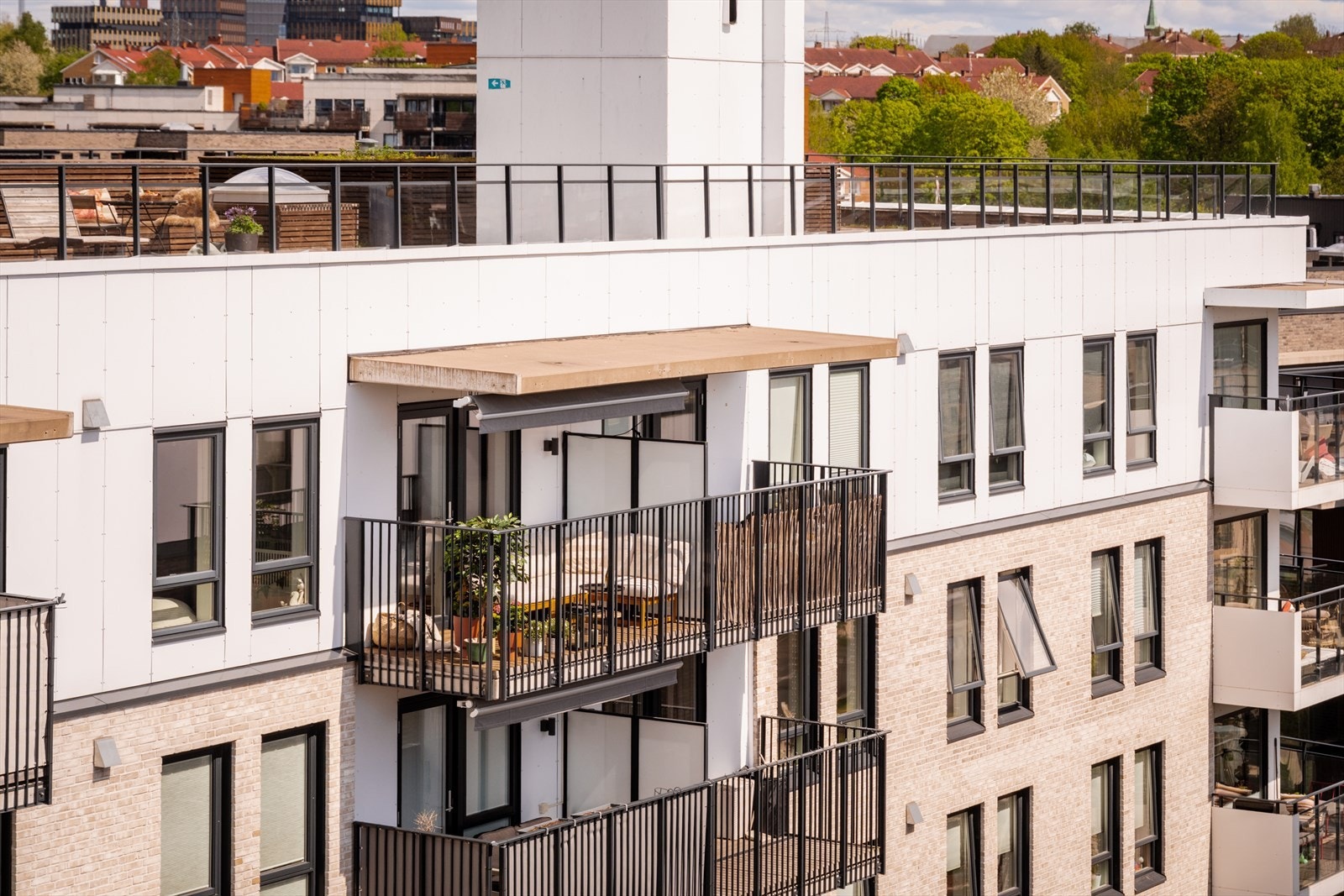 Høyt og fritt i 6. etasje! En etasje opp finner dere sameiets takterrasse. Galleribilde