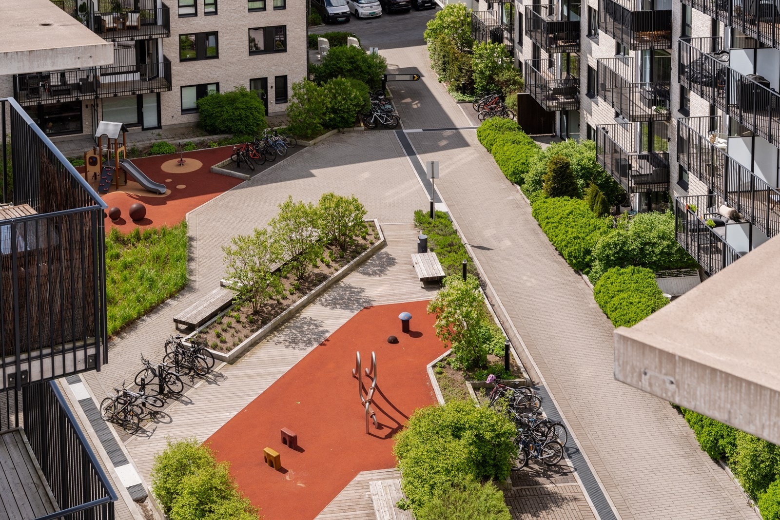 Utsyn ned mot sameiets gårdsrom. Galleribilde