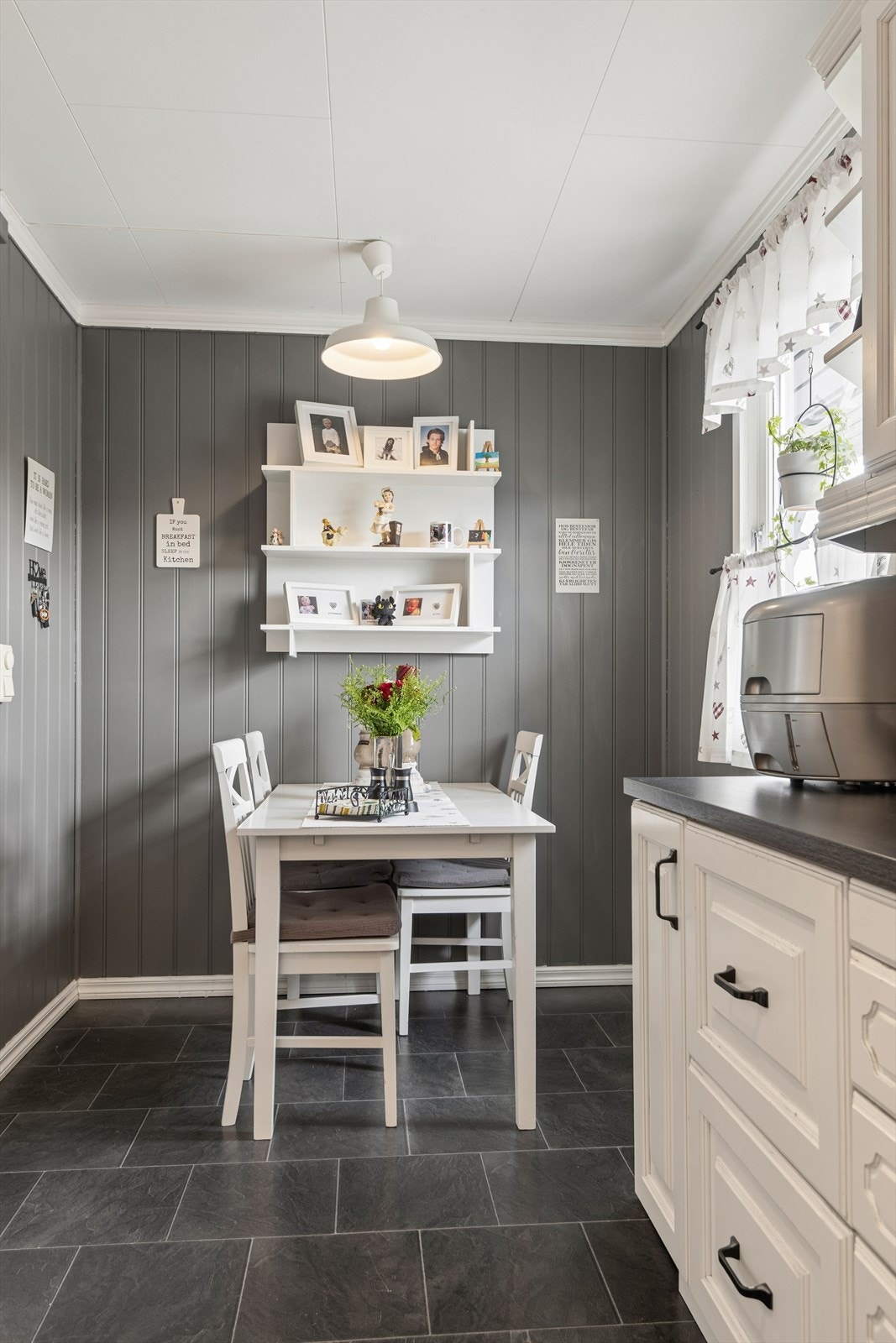 En hyggelig spiseplass på kjøkkenet for de raske måltidene. Galleribilde