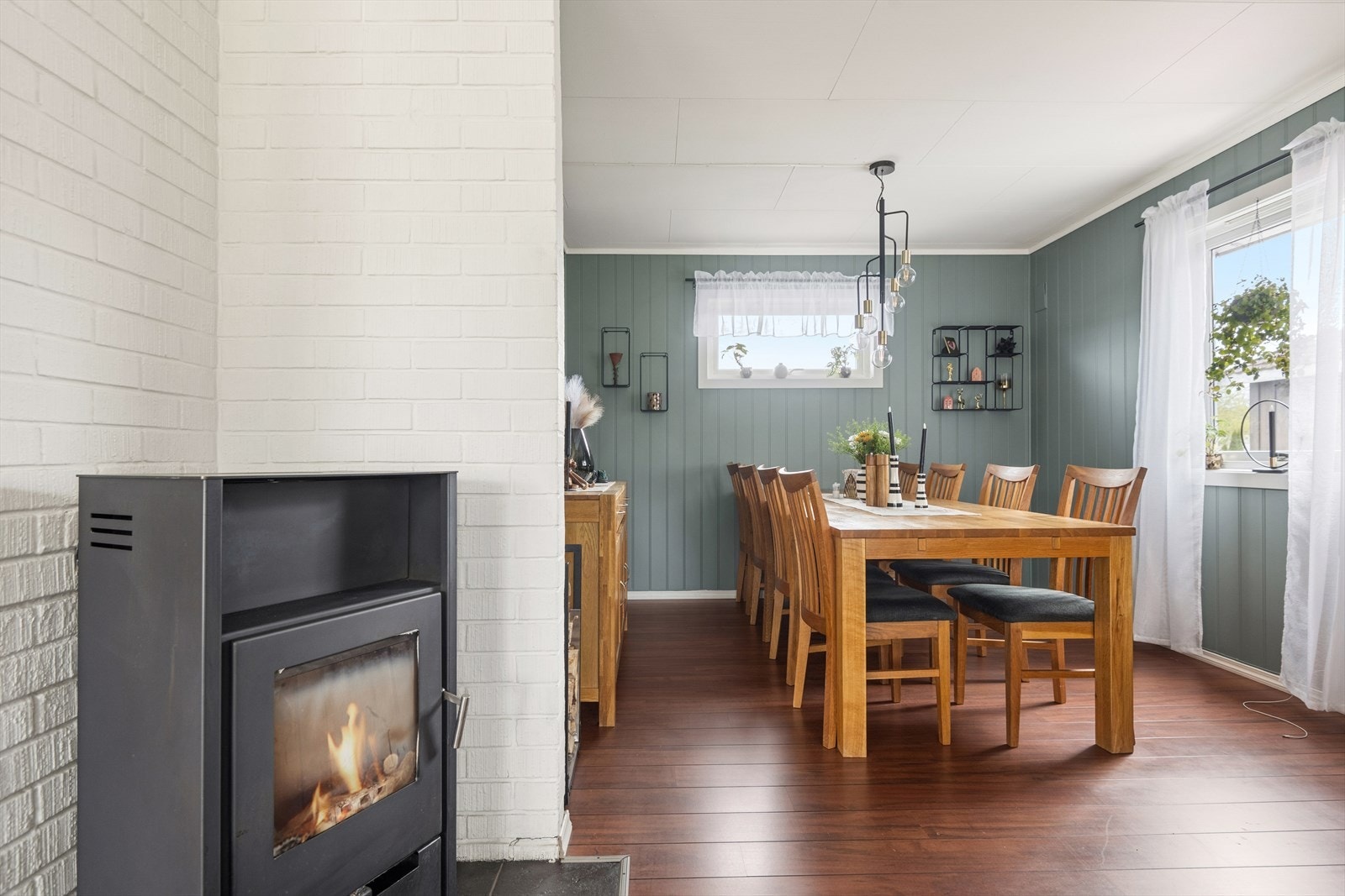 Peisovnen gir ekstra varme og hygge, plassert mellom stue- og spisedelen. Galleribilde