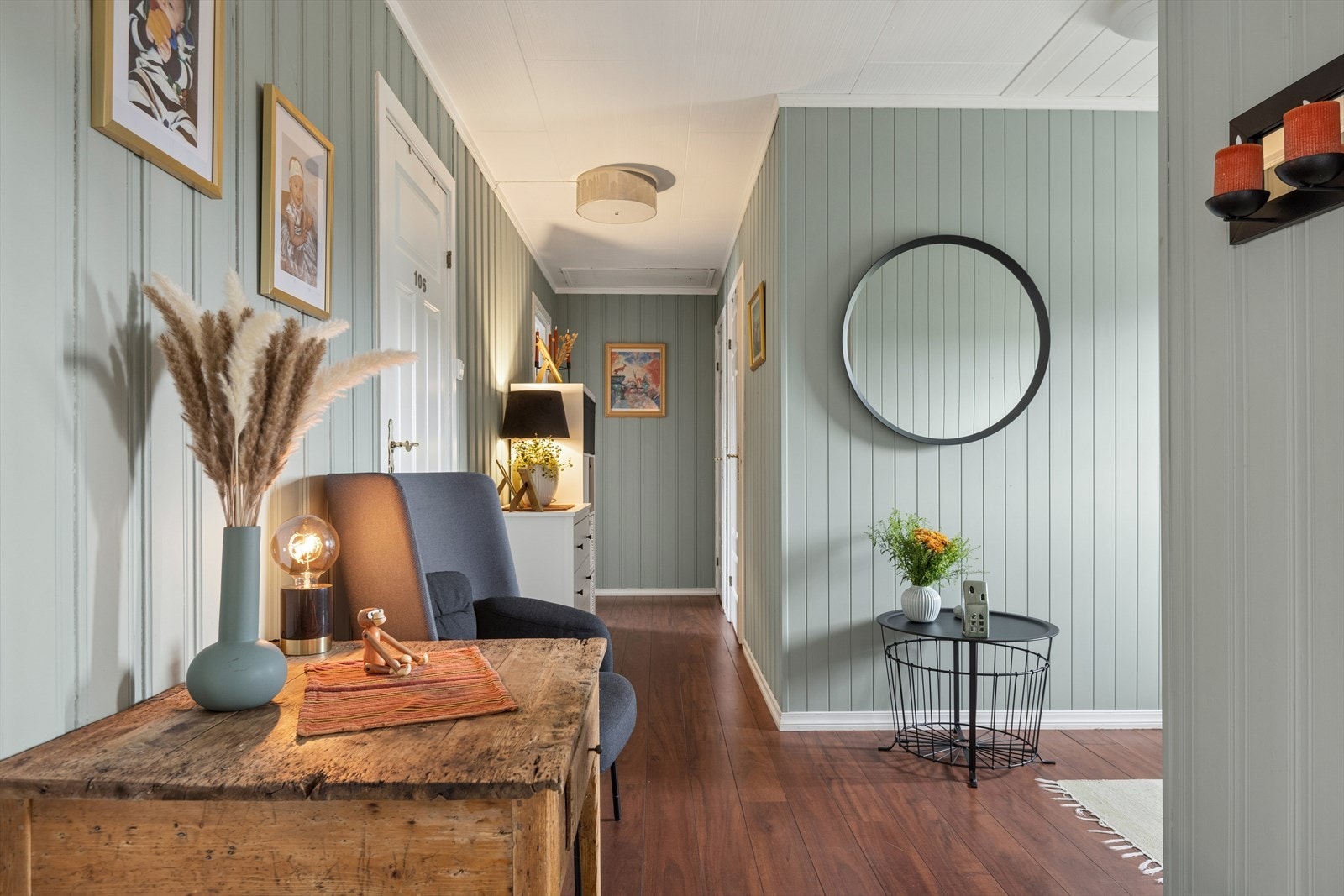 Entré og gang med plass for enkle garderobe- og opphengsløsninger. Galleribilde
