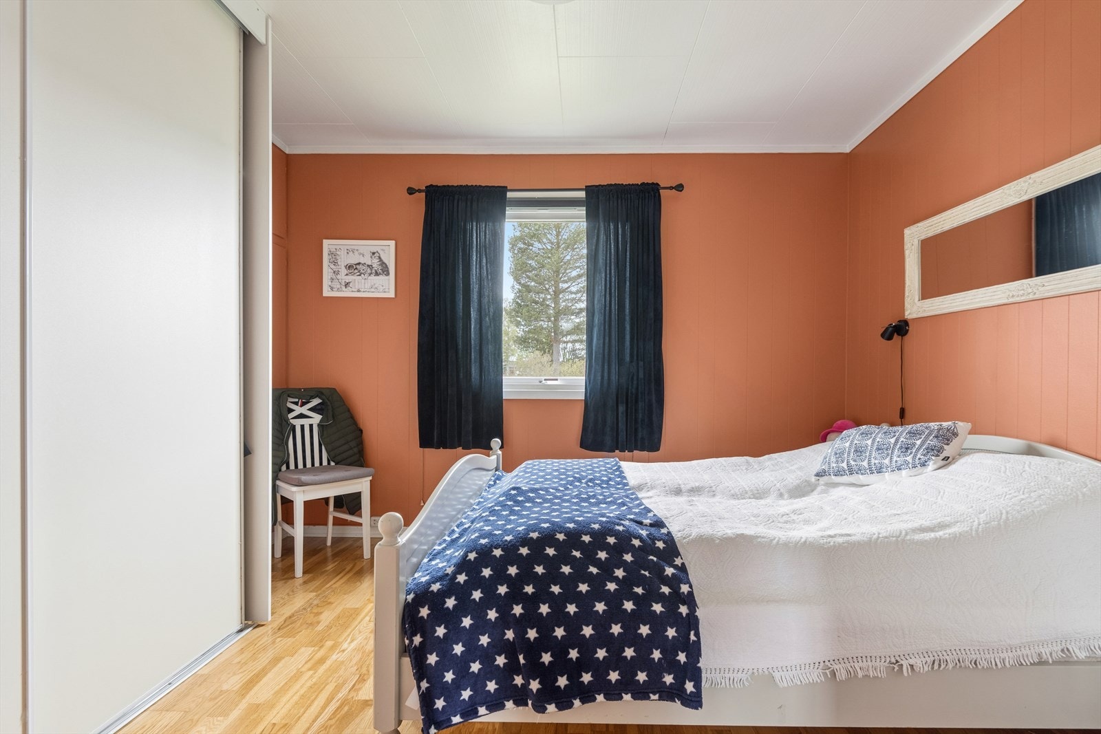 Det andre soverommet byr også på god plass for dobbeltseng og en god innebygget skyvedørsgarderobe. Galleribilde