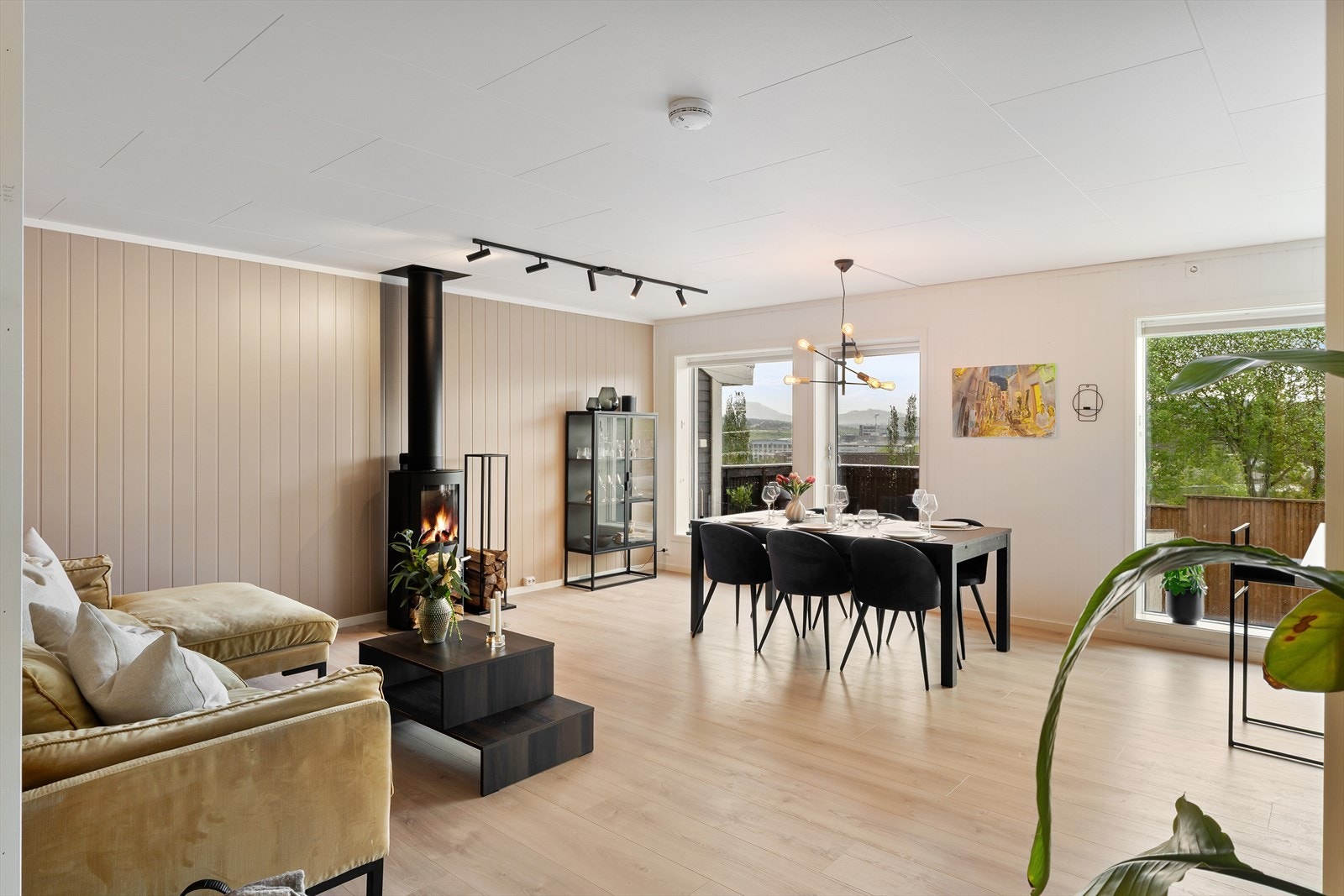 Stue hvor man har rikelig med plass til både spisebord og sofagruppe, en perfekt plass til å nyte gode stunder med familie og venner. Galleribilde