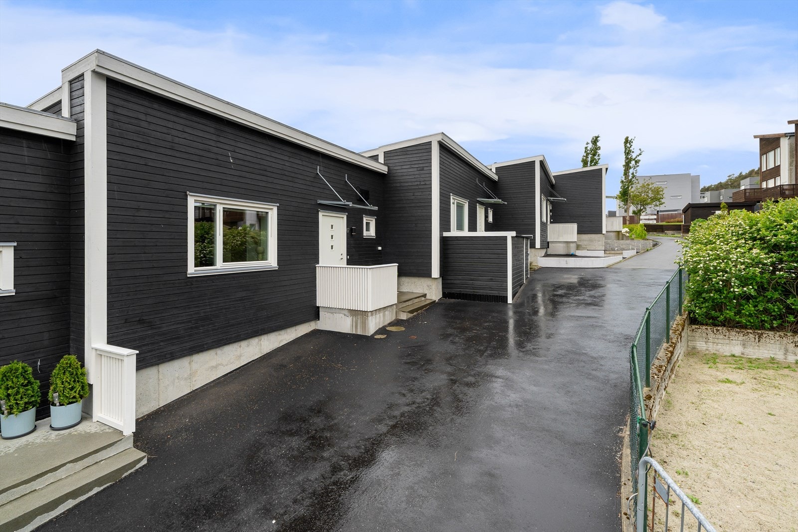 Alt du trenger, nærhet til natur, gode solforhold og et hjem hvor du kan flytte rett inn. Enkel påkjørsel til Rv44/E39. Galleribilde