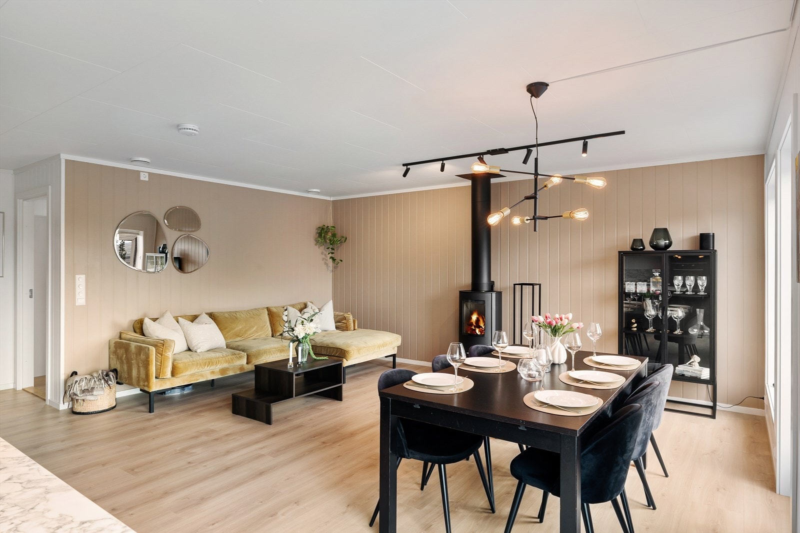 Stue hvor man har rikelig med plass til både spisebord og sofagruppe, en perfekt plass til å nyte gode stunder med familie og venner. Galleribilde