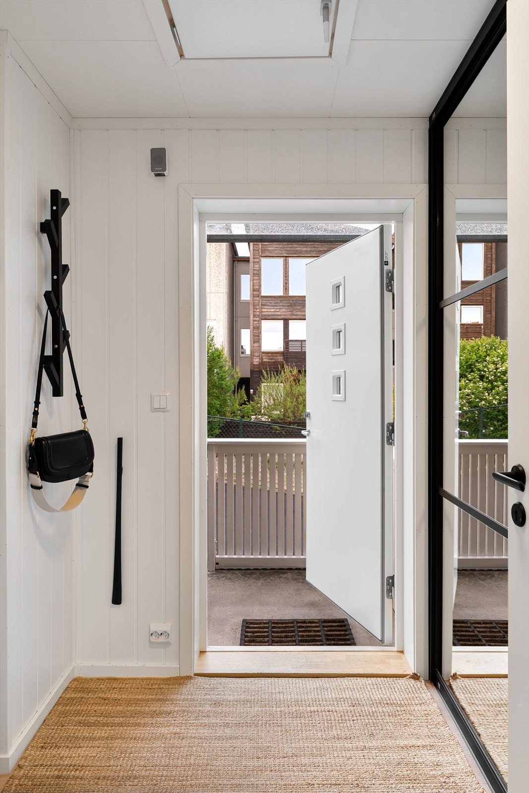 Pen entré med skyvedørsgarderobe og god plass til å henge fra seg både yttertøy og sko. Galleribilde