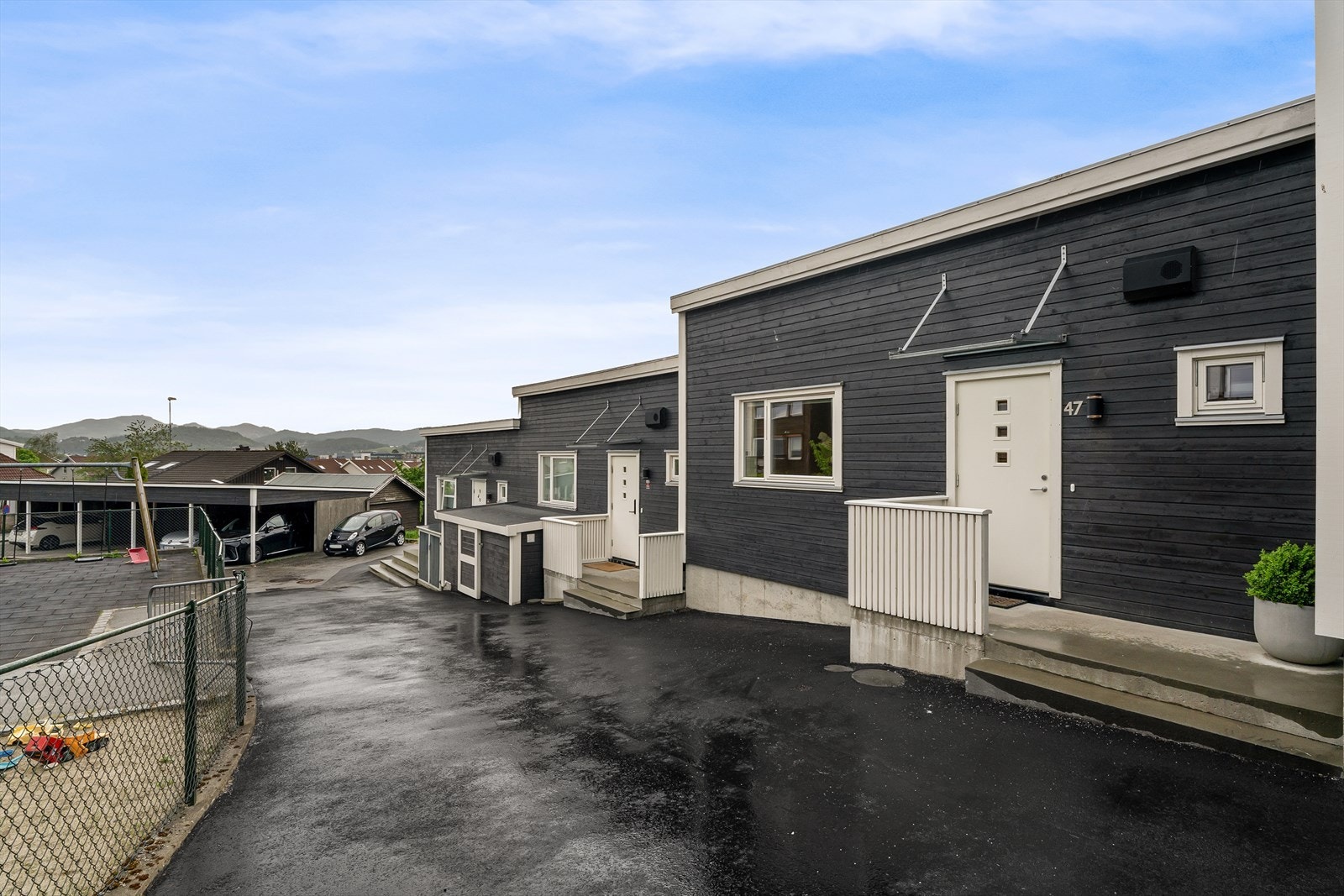 Et praktisk og delikat hjem, ideelt lokalisert på populære Ganddal med 10 min til togstasjon. Galleribilde