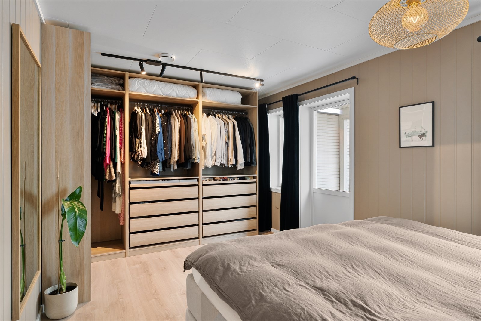 Soverom med utgang til boligens uteområde. Galleribilde
