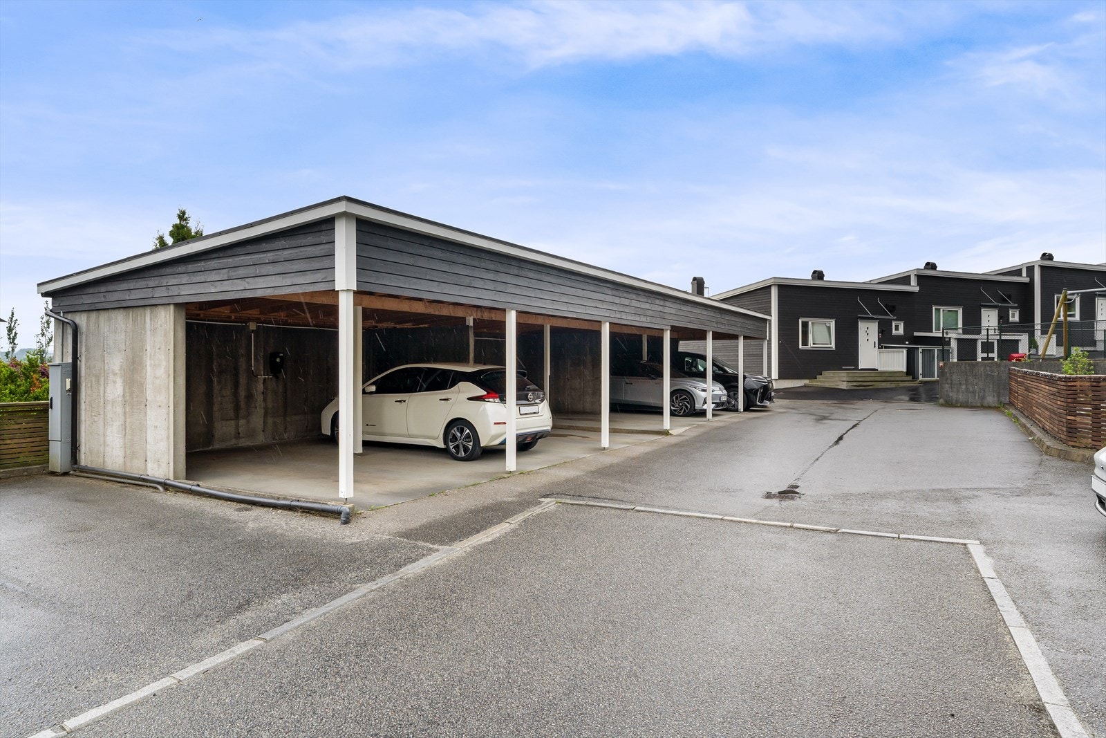 Parkering i carport med elbil-lader fra Zaptec installert. Galleribilde