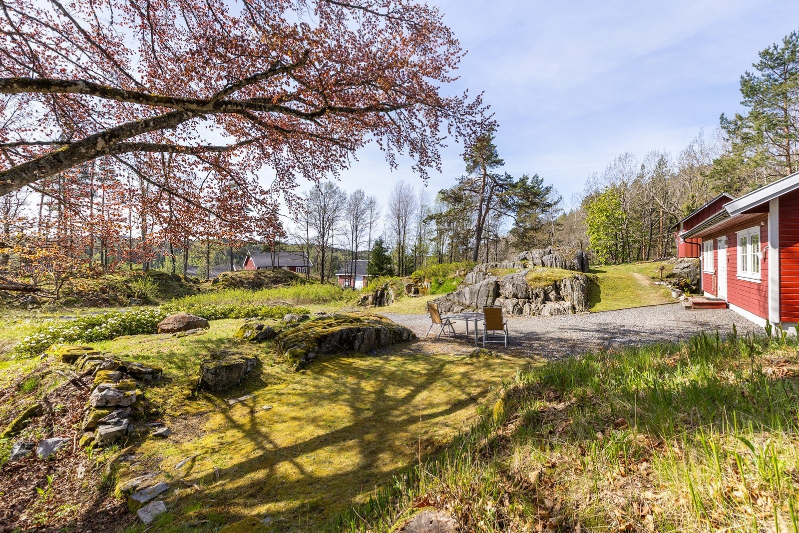 Med koselige uteområder i idylliske omgivelser kan man senke skuldrene og nye later dager i sola. Galleribilde