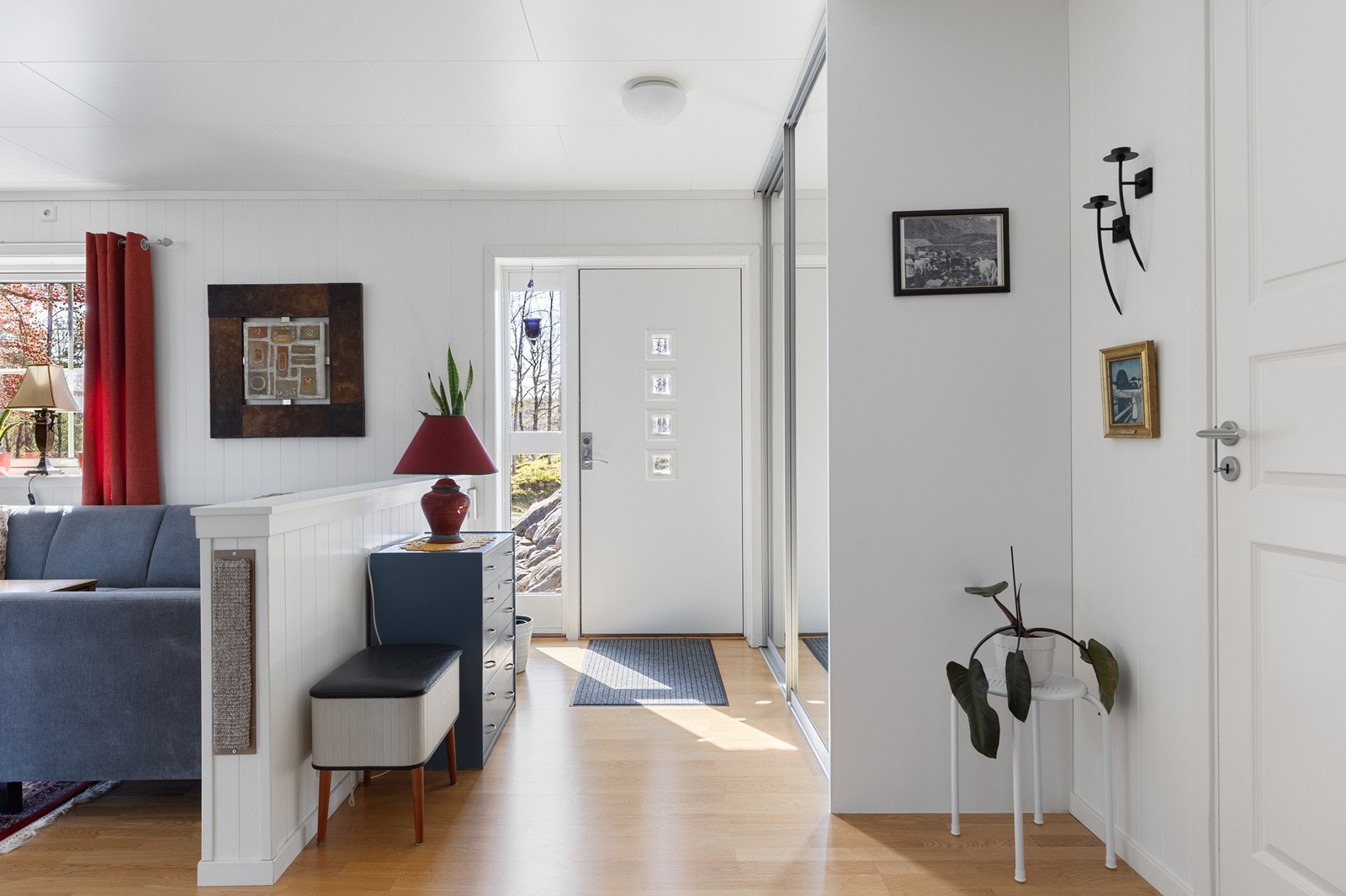 Velkommen inn! Gangen er avdelt med en halv vegg og skyvedørsgarderobe. Galleribilde