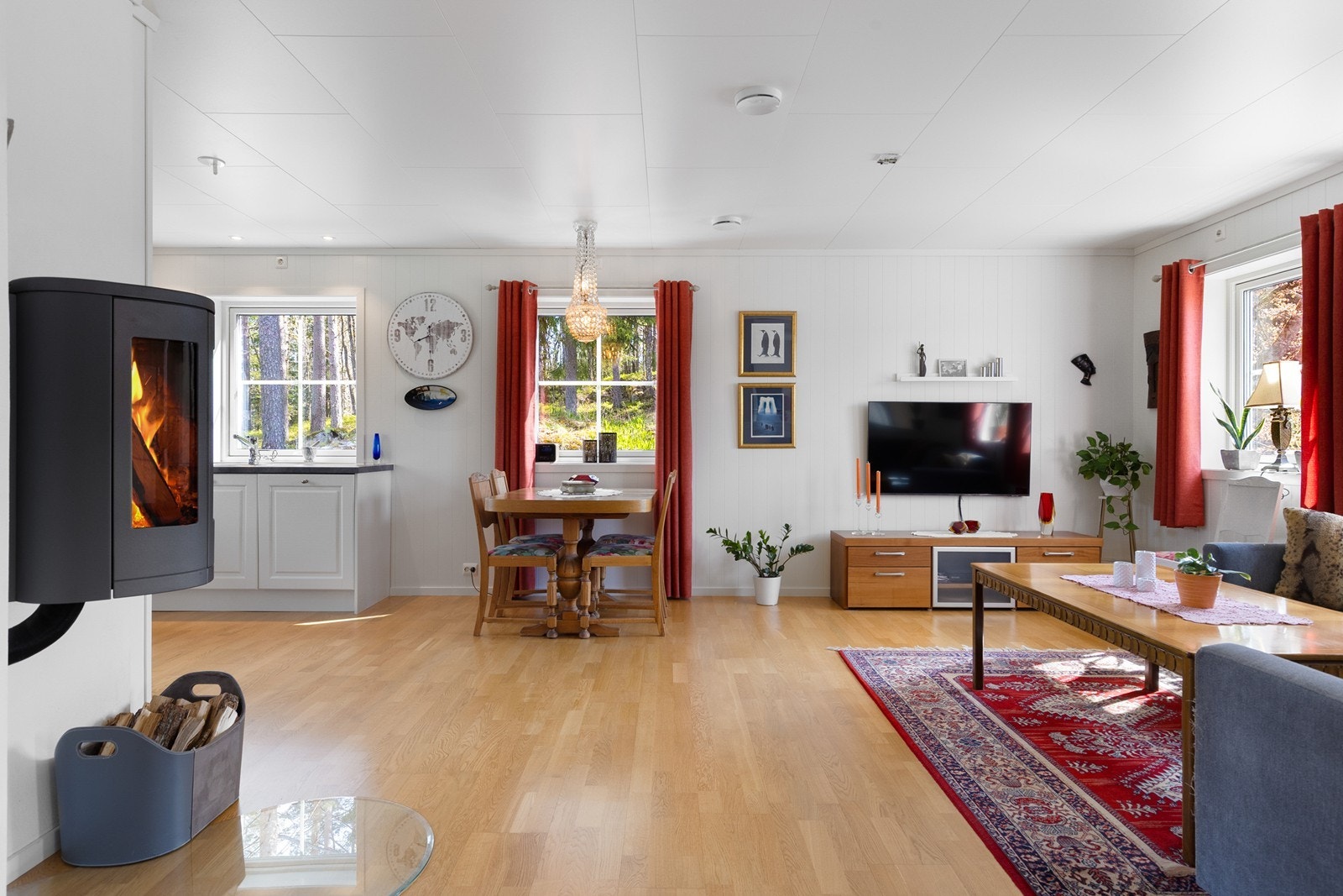 Med åpen stue/kjøkken løsning har du full oversikt over familien eller venner ved sosiale sammenkomster. Galleribilde