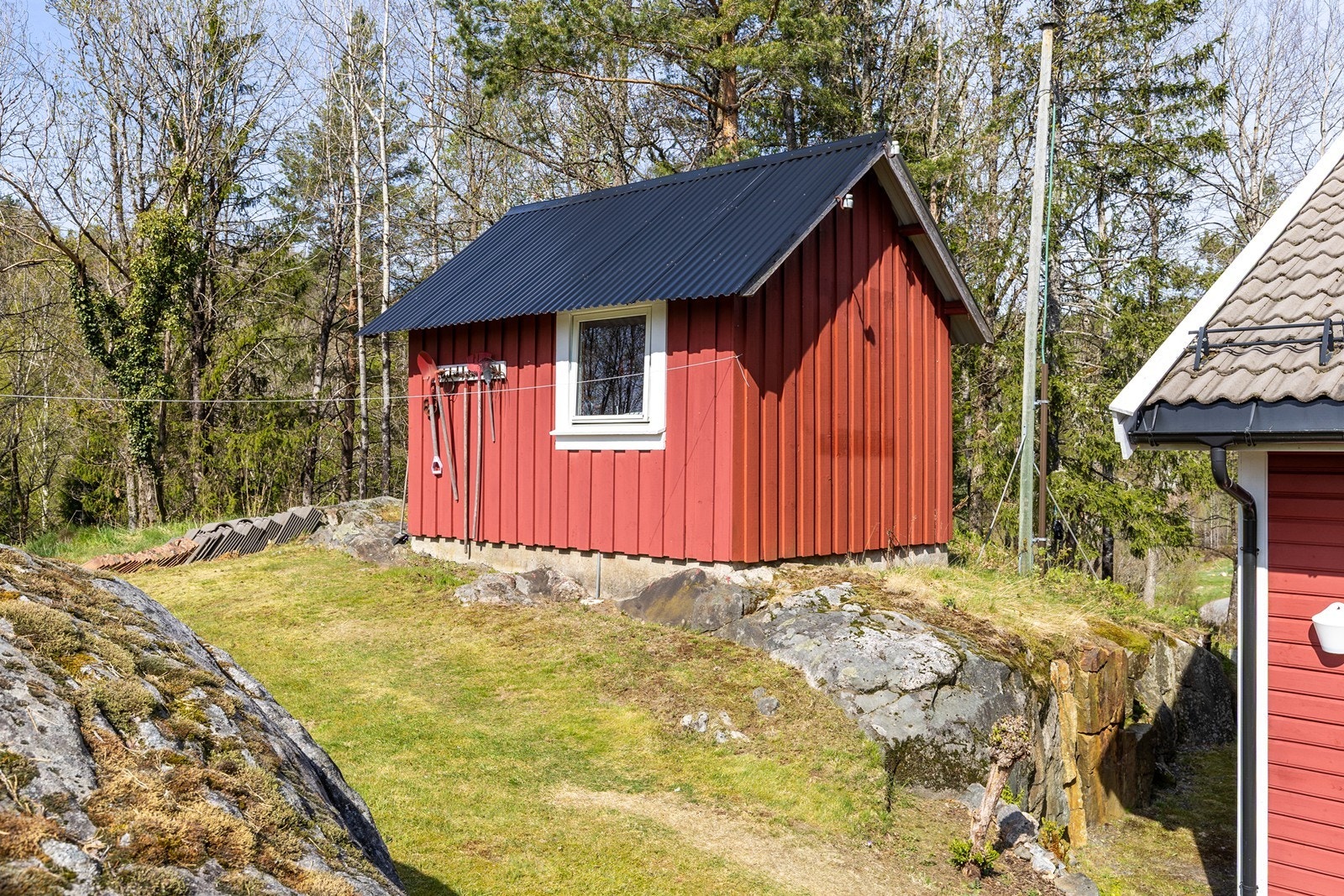 Boligen har en egen bod / uthus som er målt av eier til 3.20 x 4.15 meter utvendig. Galleribilde