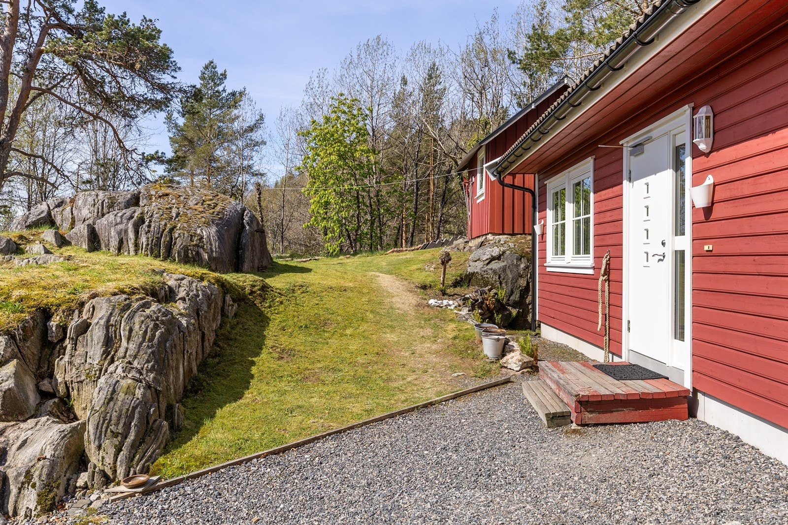 Blandingen av naturlig vegetasjon og opparbeidede områder gjør tomten helt spesiell, og den bør oppleves! Galleribilde