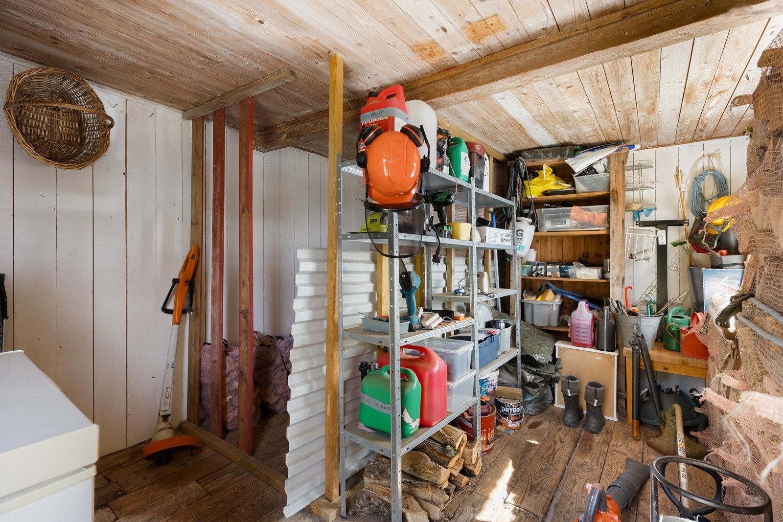 Her er det veldig god plass til oppbevaring evt. et lite verksted til vaktmesteren i familien. Galleribilde