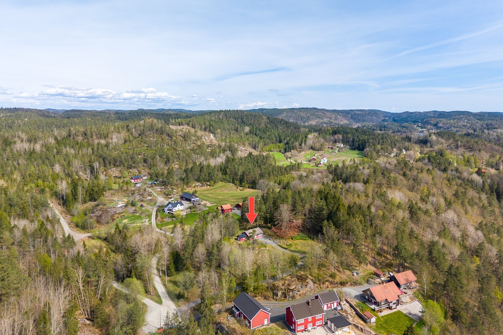 Eiendommen ligger midt i den perfekte blandingen mellom landlig og sentralt. Omringet av natur med Grisen Storsenter kun 5 minutter unna i bil. Galleribilde